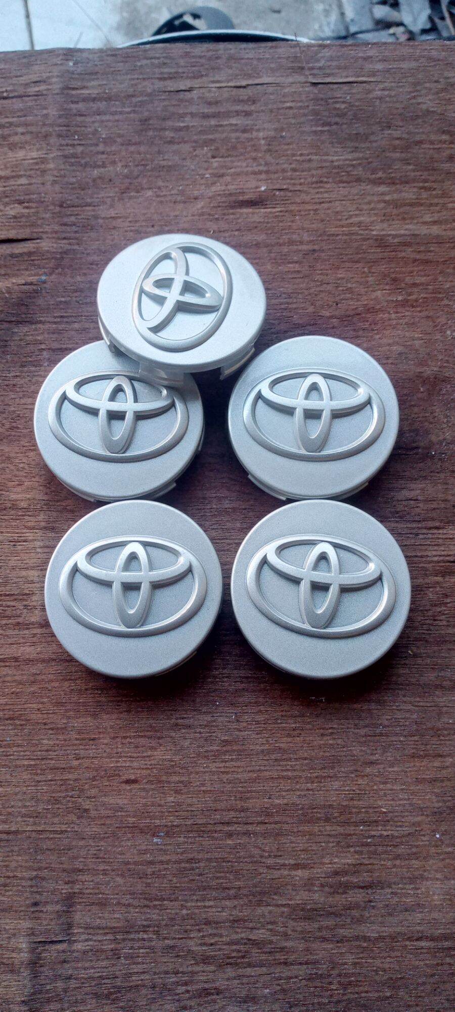 dop tutup velg toyota avanza rush velos diameter 5,7cm original part Harga 8,500 rupiah*Gratis Ongkir