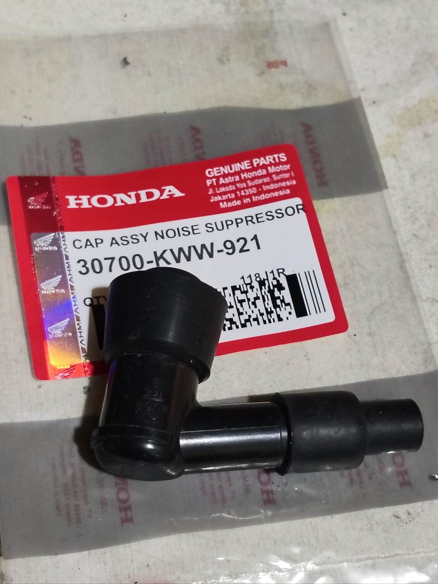 Close the Spark Plug Cap of the Original Honda Revo Kww Spark Plug. Harga 16,500 rupiah*Gratis Ongkir
