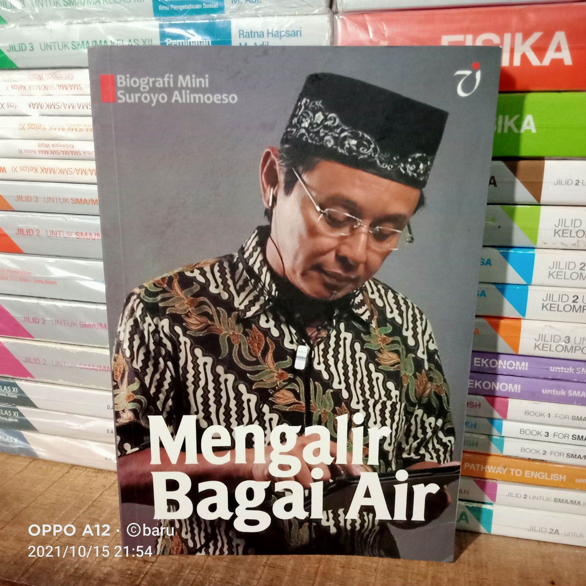 Ogri derazaga tiqilib, sikilib ketdi.