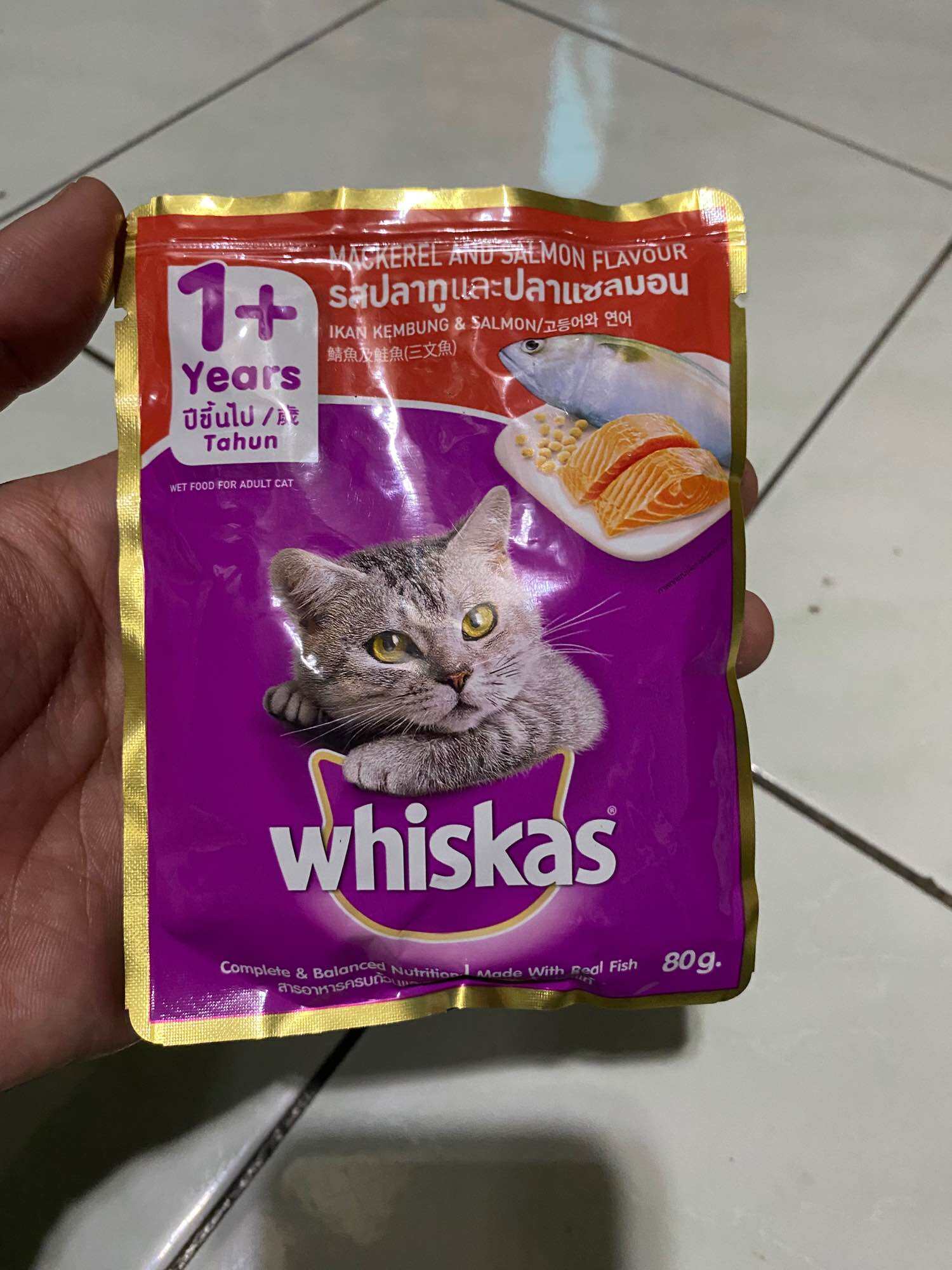whiskas makanan kucing basah pouch kemasan 80gr (varian mackerel and salmon flavour) Lazada