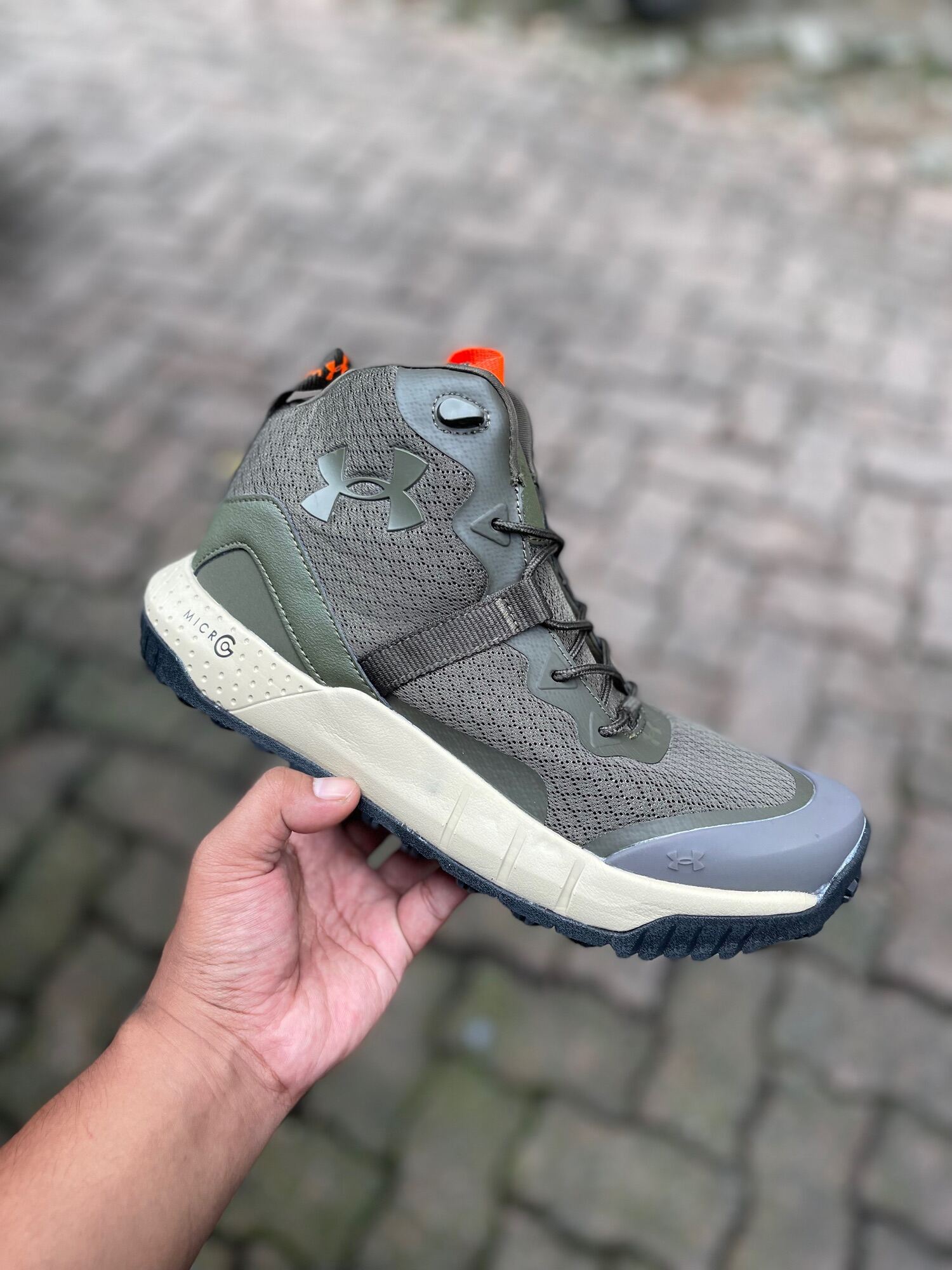 SEPATU OLAHRAGA HIKING PRIA UNDER ARMOUR MICRO G VALSETZ MID