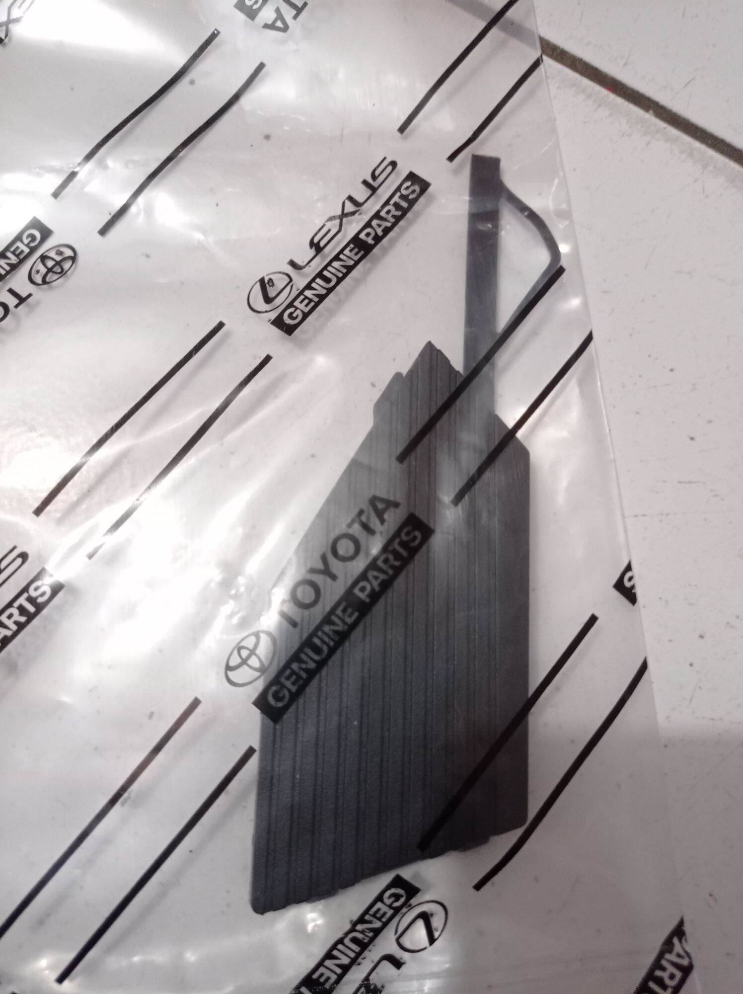 Tutup Towing Belakang Toyota Avanza Velos 52173-BZ010 Harga 55,000 rupiah*Gratis Ongkir