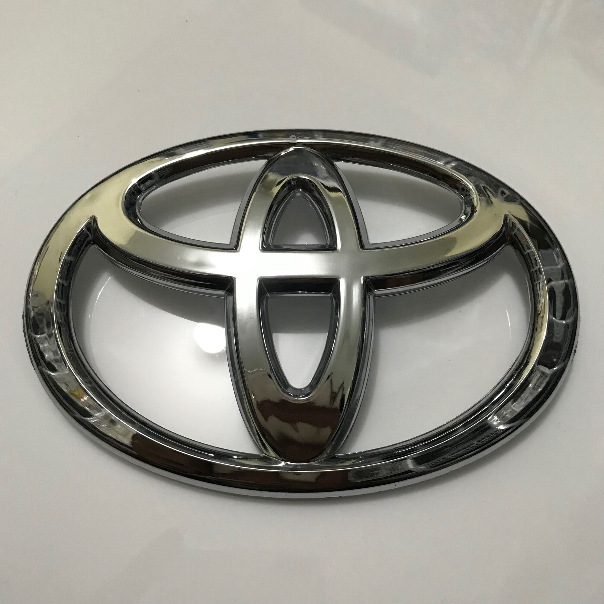 Emblem logo grile depan TOYOTA INOVA 2005-2015 part no 75311-0k030 sesuai foto gres baru. 