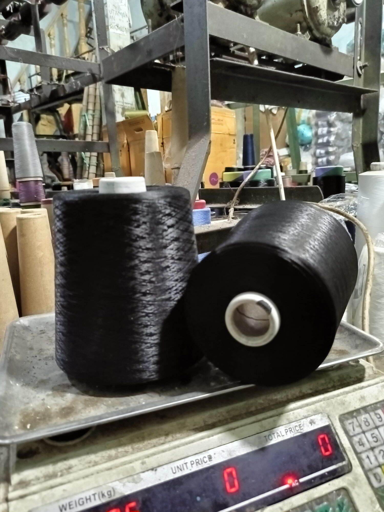 BENANG OBRAS POLYESTER HITAM DAN PUTIH 1KG