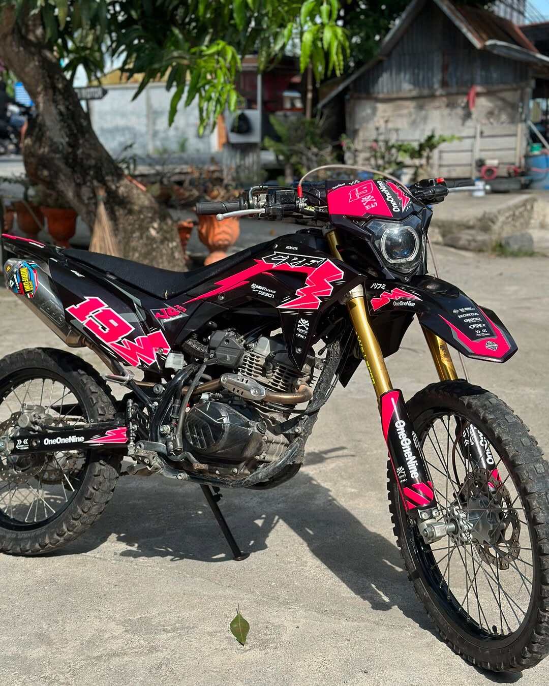 decals stiker crf warna pink hitam bebas custom nama dan nomor Harga  265,000 Ringgit*Penghantaran Percuma
