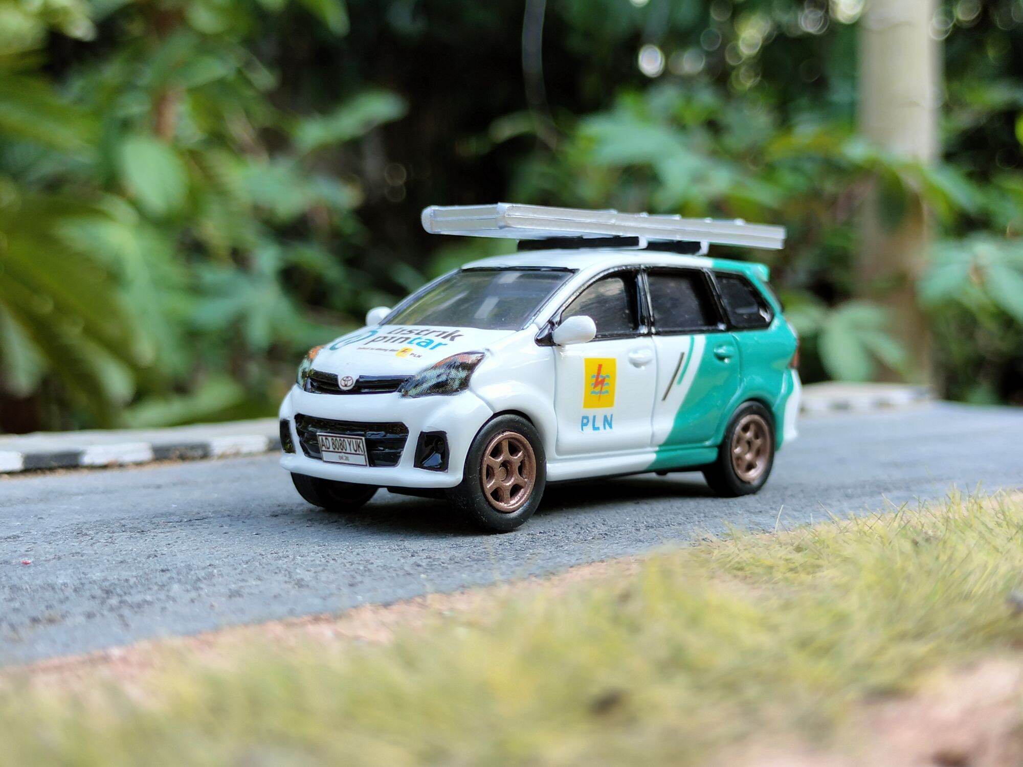 diecast miniatur Toyota avanza custom mobil listrik PLN skala 64