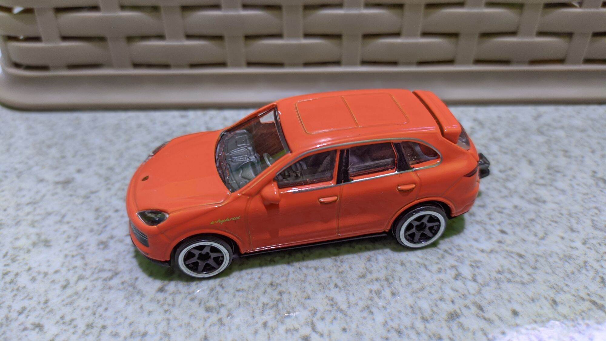 Majorette Porsche Cayenne Turbo S E-Hybrid-Orange Diecast car 1:64 Scale 3+ Years