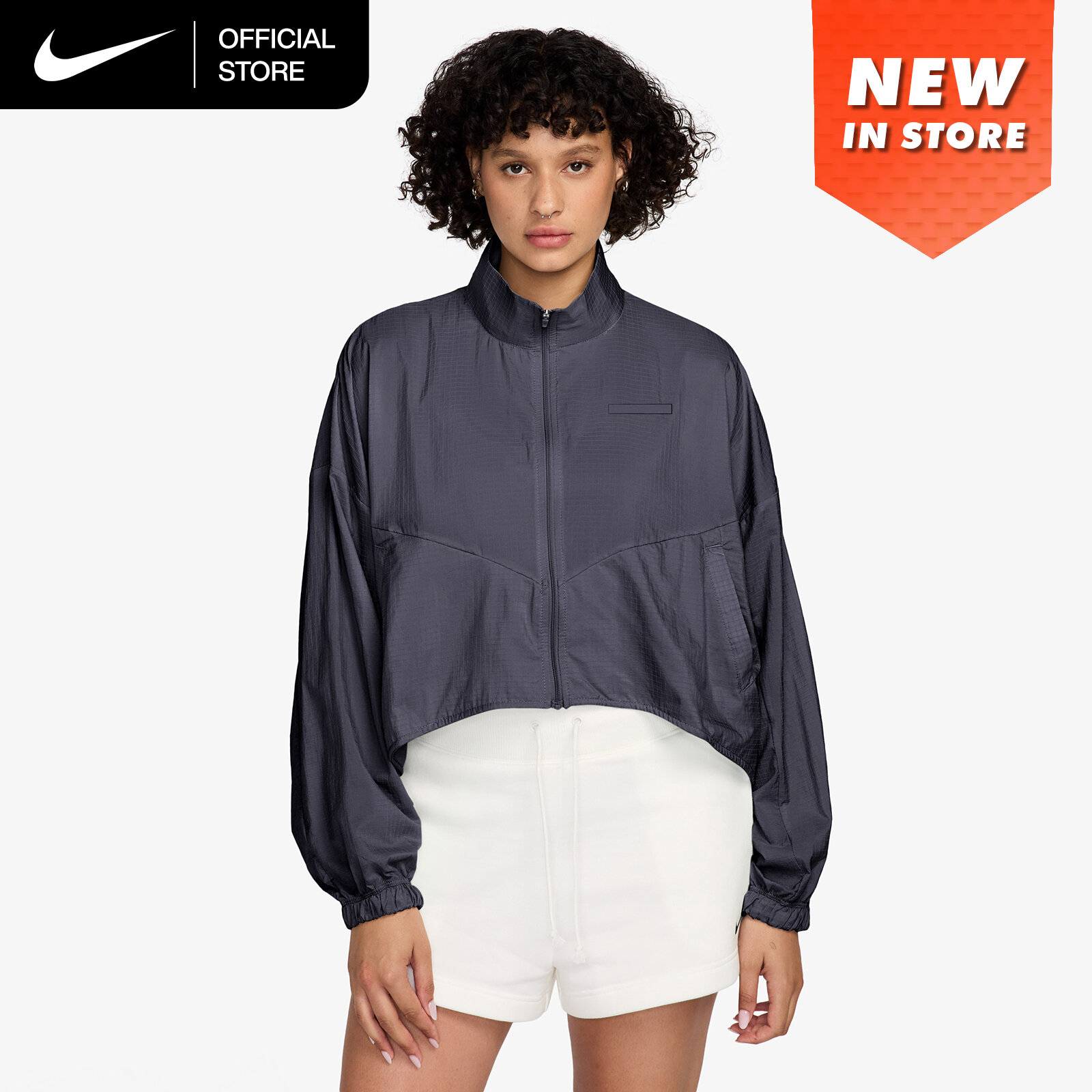 Nike Women's Sportswear Oversized Lightweight Ripstop Jacket - Gridiron [IF0588-013] ราคา 2,500 บาท*ส่งฟรี