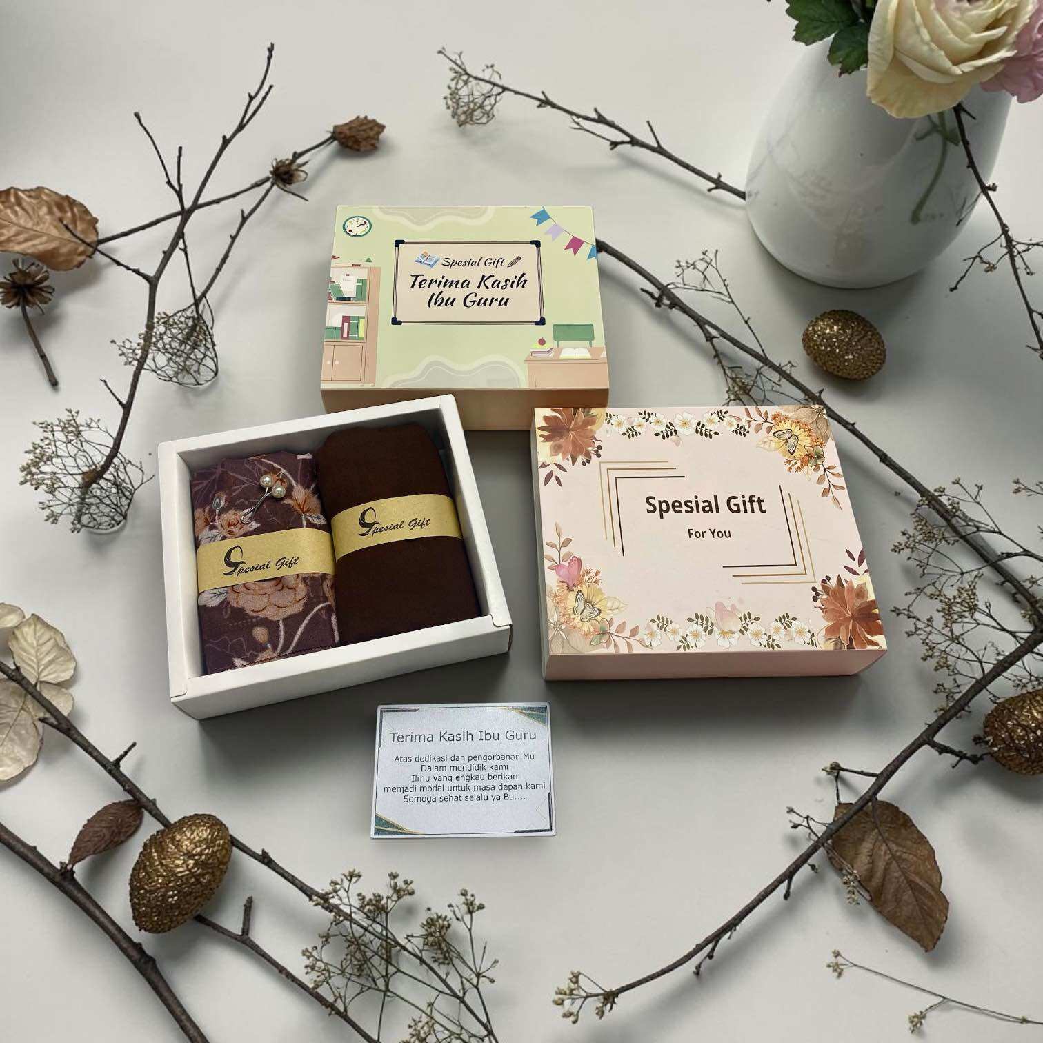 Cheap Hampers with Quarter-Shaped Hijab with Matching Motifs hadiah box / Hadiah ulang tahun / pernika…