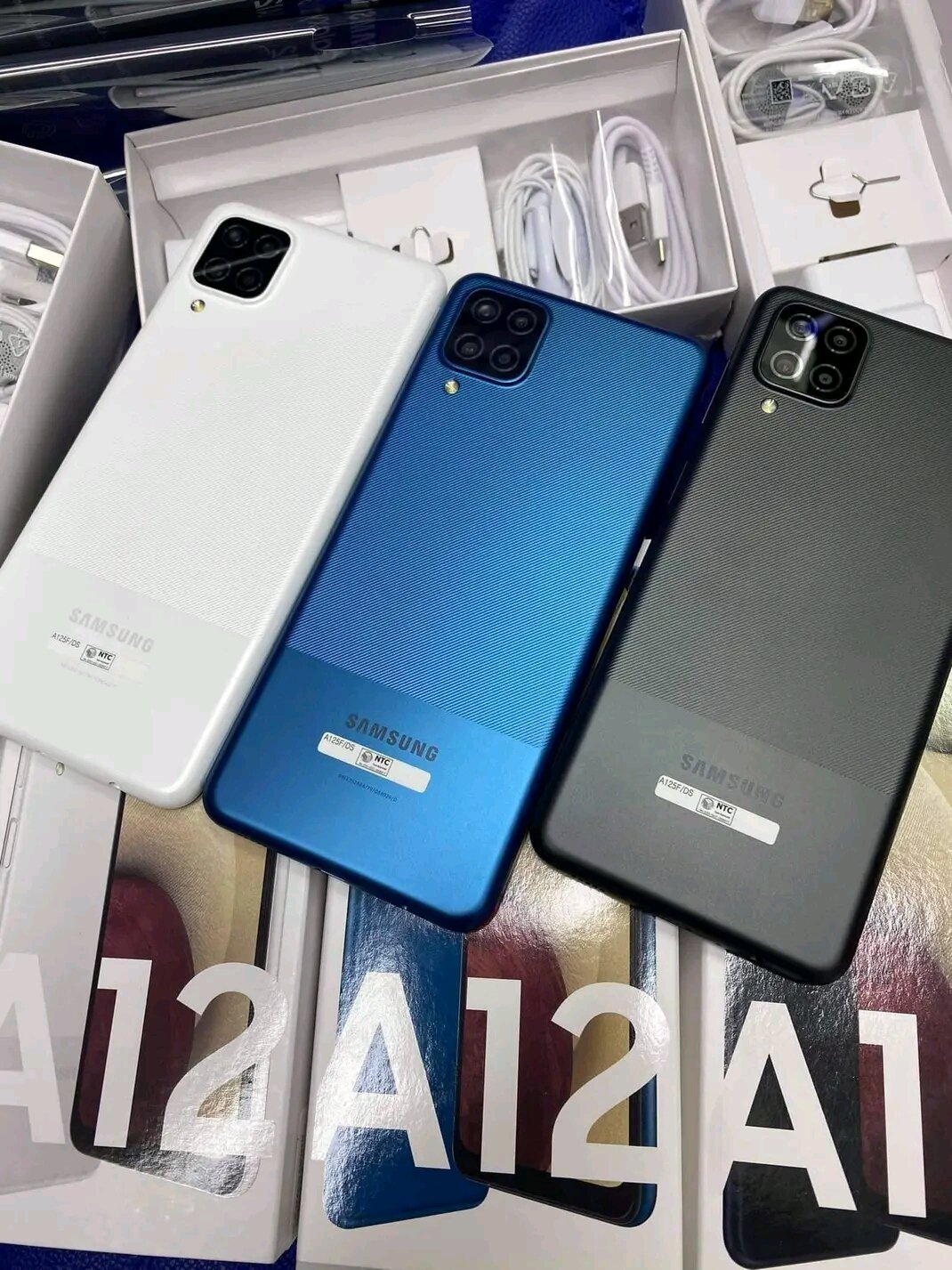 Handphone Samsung a12 Ram 4/128 Second masih mulus garansi resmi ORI Indonesia Giá 1,650,000 Đồng*Miễn phí vận chuyển