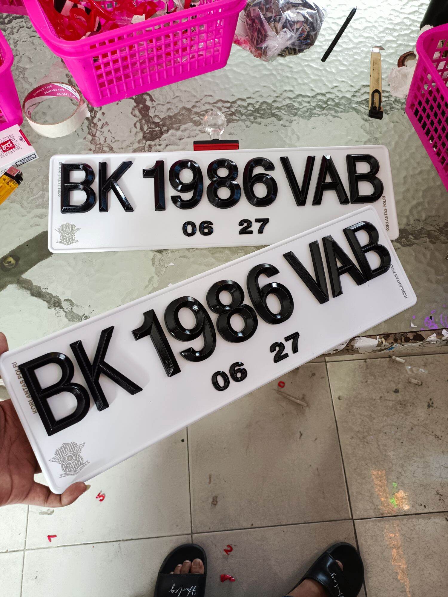plat mobil || angka hitam segi 5 terbaru || logo full laser || bonus nama || bahan dasar PLAT ASLI || hrga trmsuk 2buah dpn/blkng Harga 600,000 rupiah*Gratis Ongkir