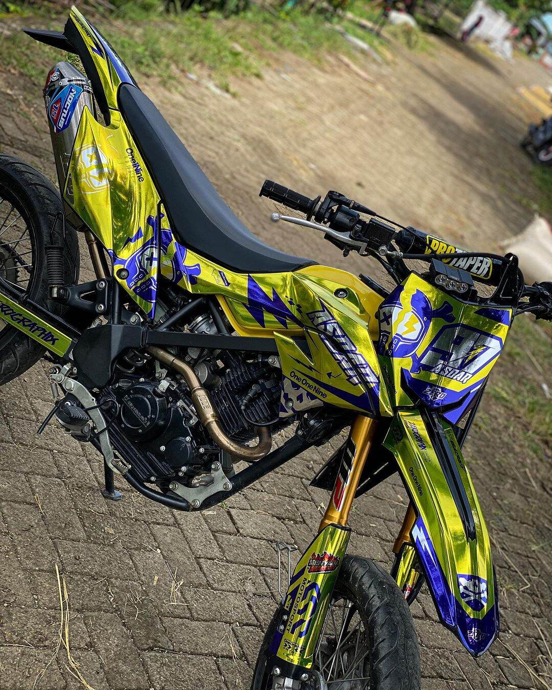 decals stiker motor crf bahan maxdecals croom warna kuning bebas costum Harga  480,000 Ringgit*Penghantaran Percuma