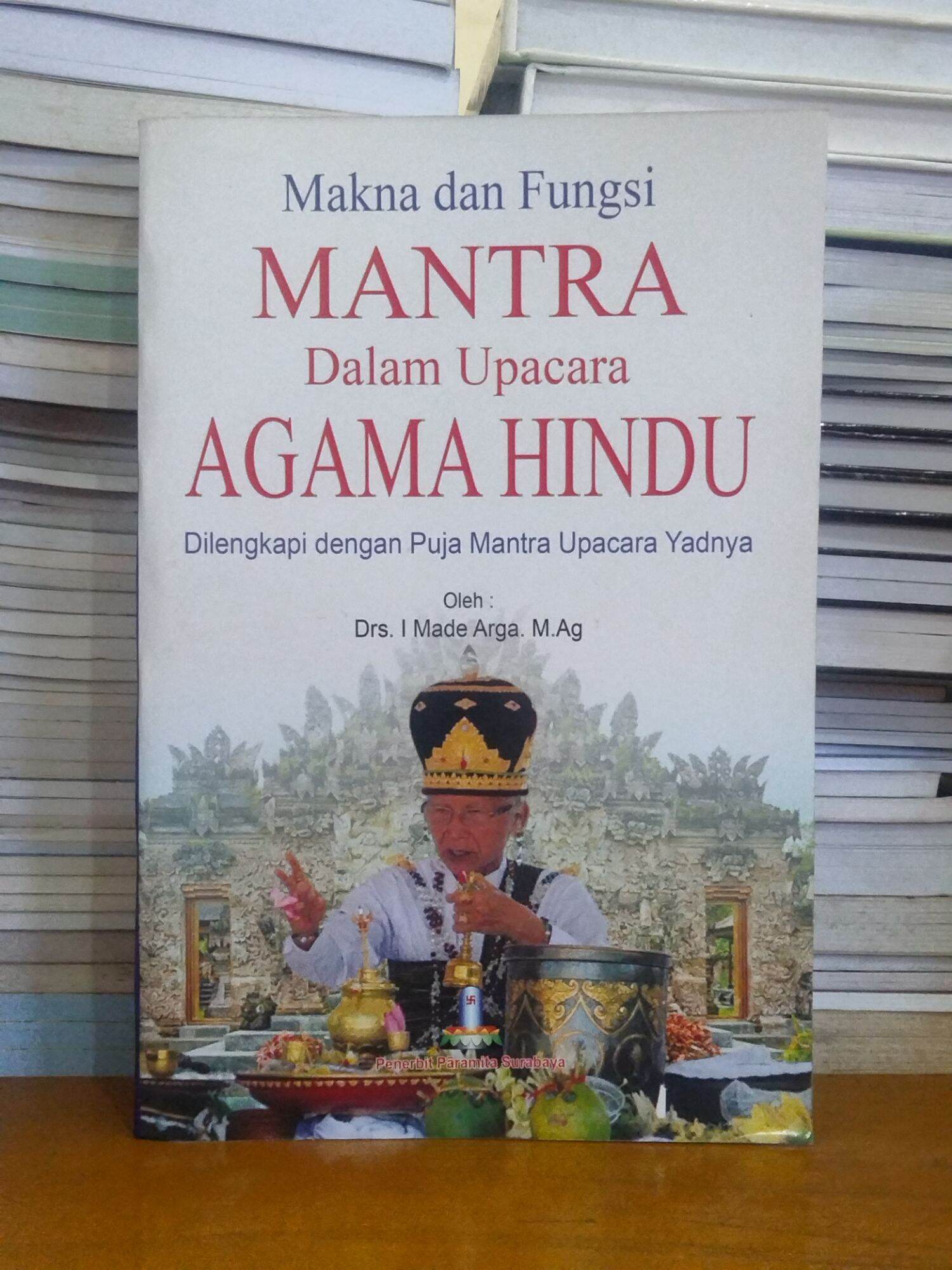 Umat Hindu membaca kitab suci dalam upacara keagamaan