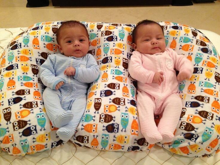 Bantal menyusui bayi kembar / bantal menyusi