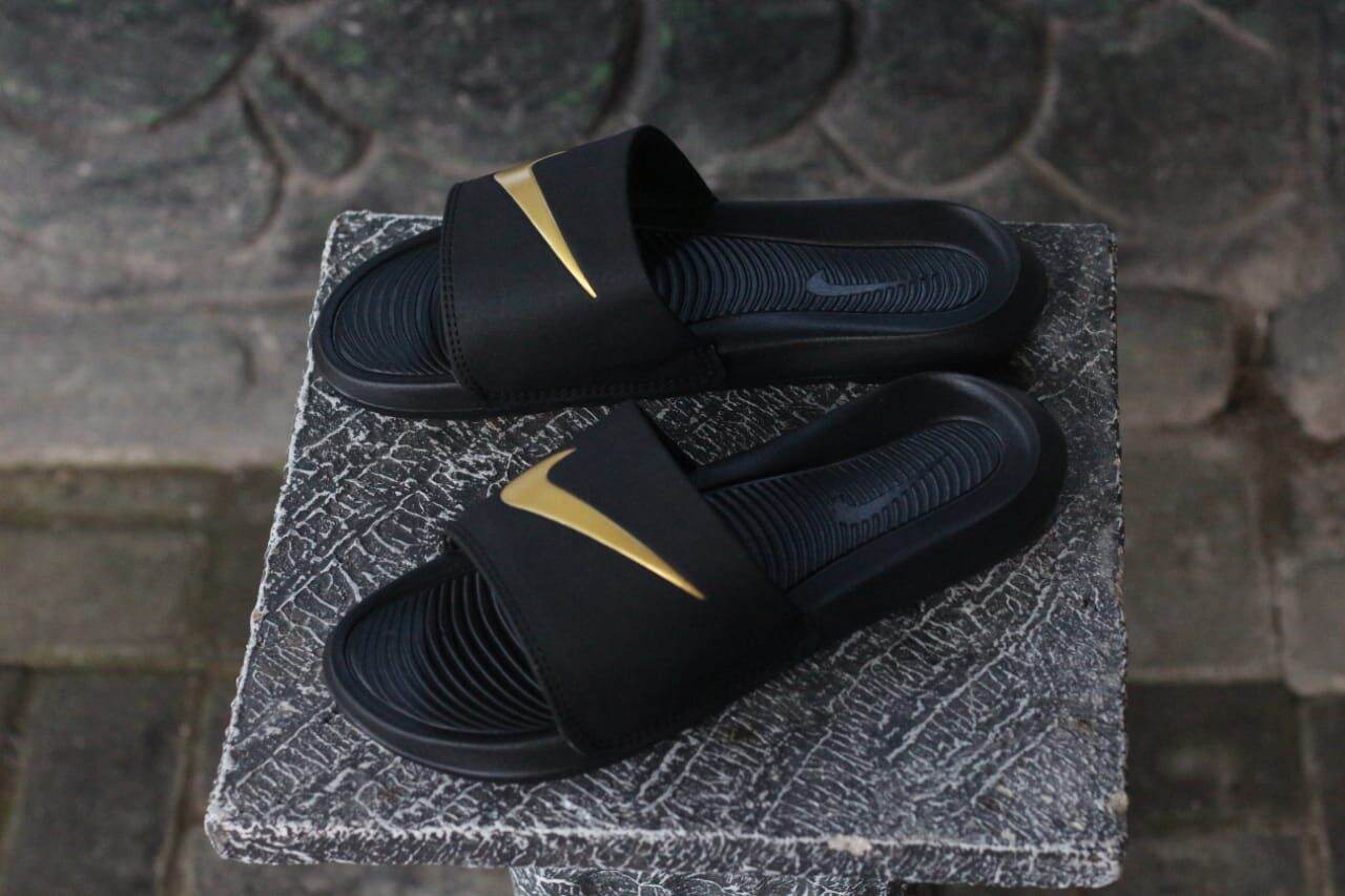 nike gold benassi