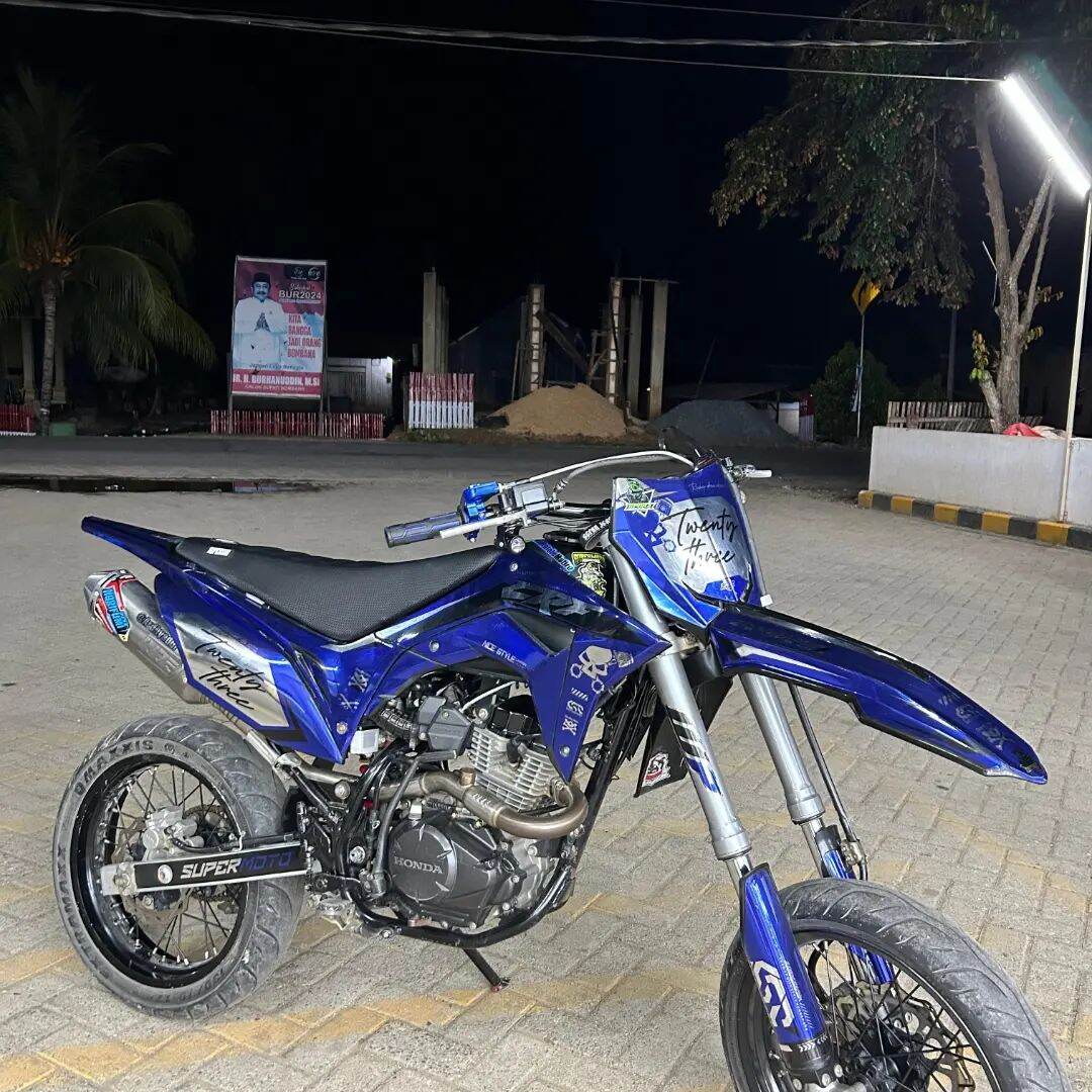 decals crf biru bahan croom bisa request tambah nama tambah gambar Harga  500,000 Ringgit*Penghantaran Percuma