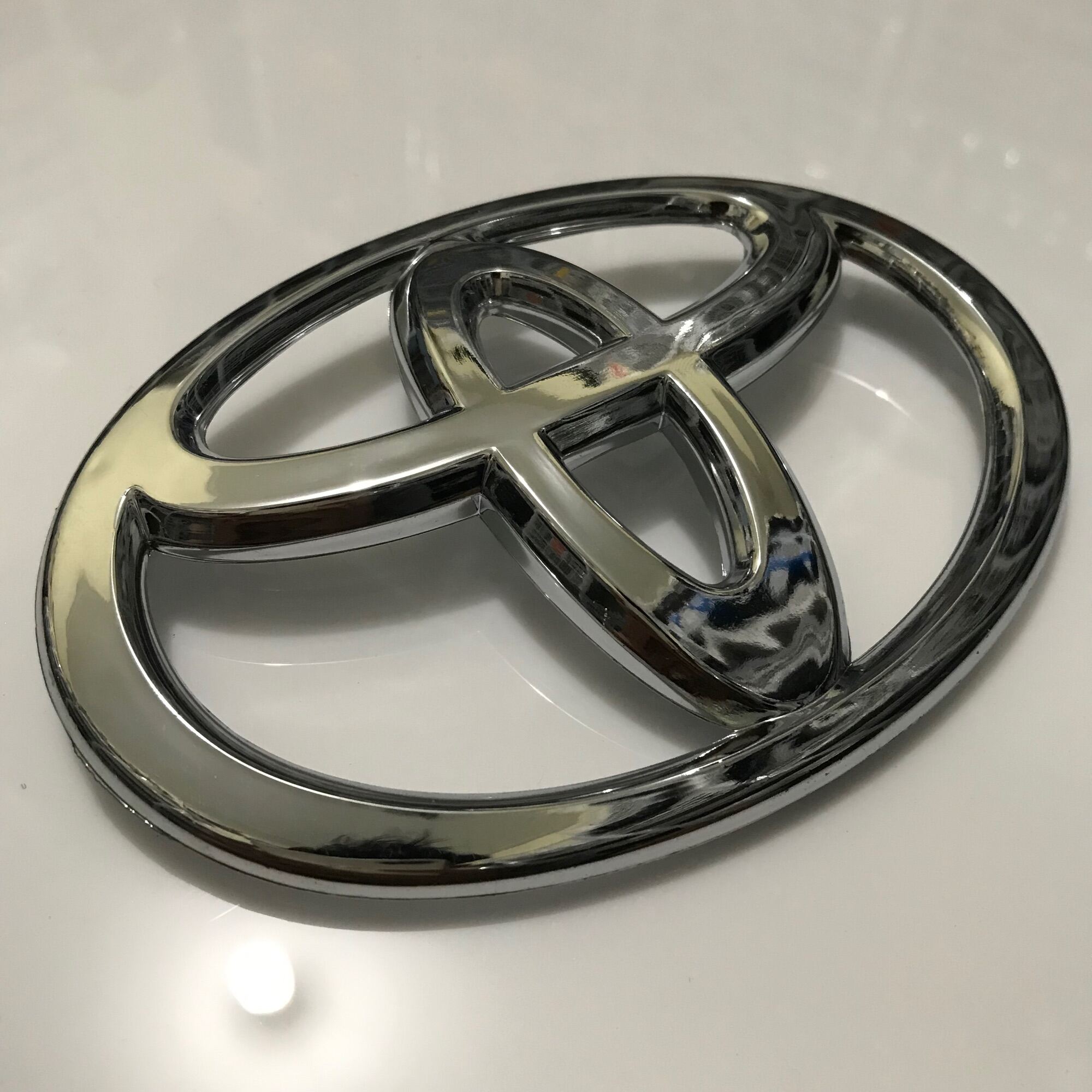 Emblem logo grile depan TOYOTA INOVA 2005-2015 part no 75311-0k030 sesuai foto gres baru