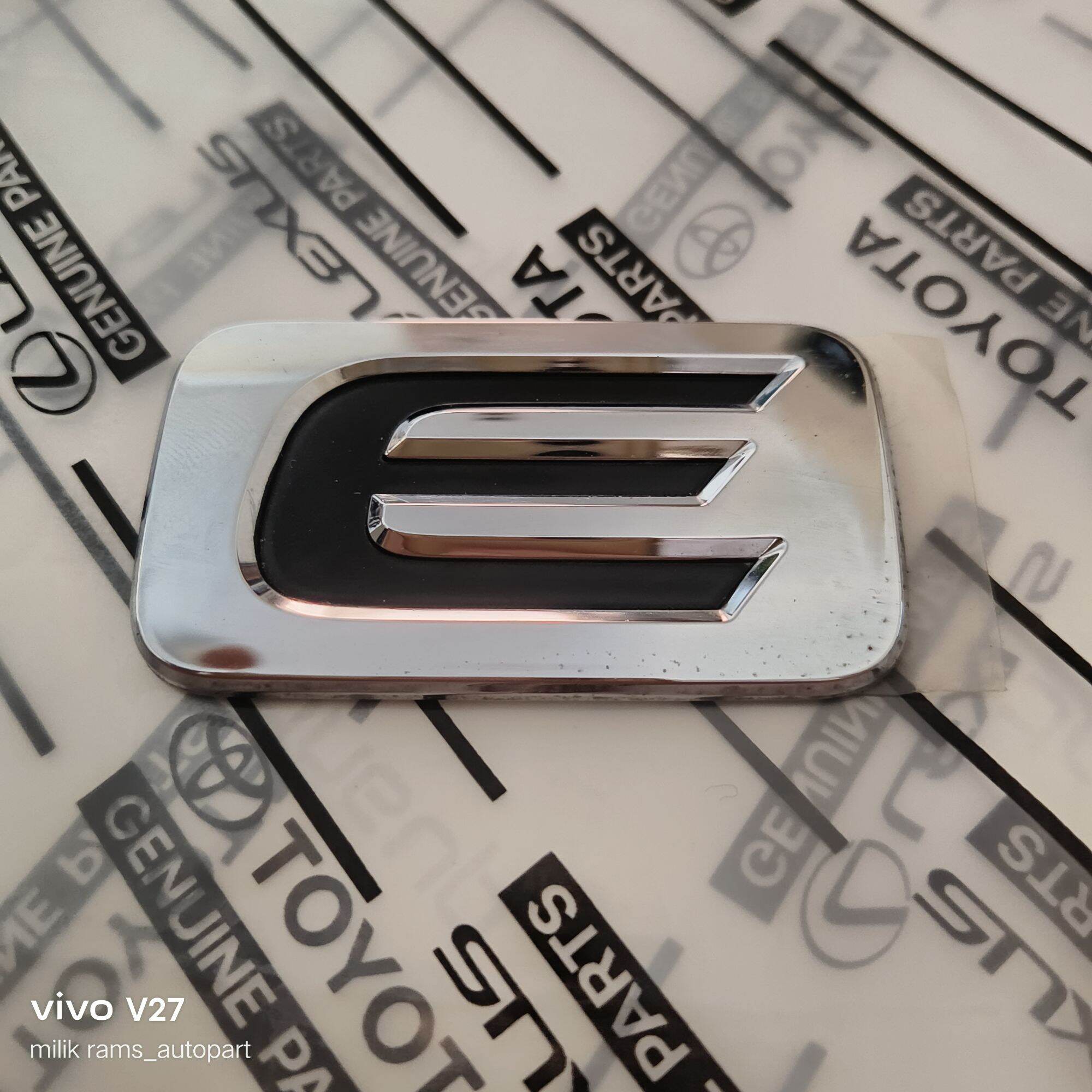emblem logo bagasi tipe E toyota innova fortuner hilux alpahrd original Harga 35,000 rupiah*Gratis Ongkir