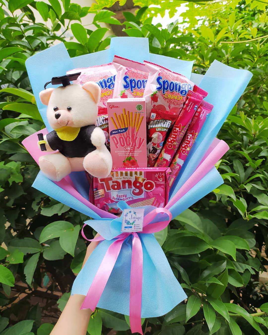 (S) BUKET SNACK BONEKA WISUDA PINK BIRU / Anniversary