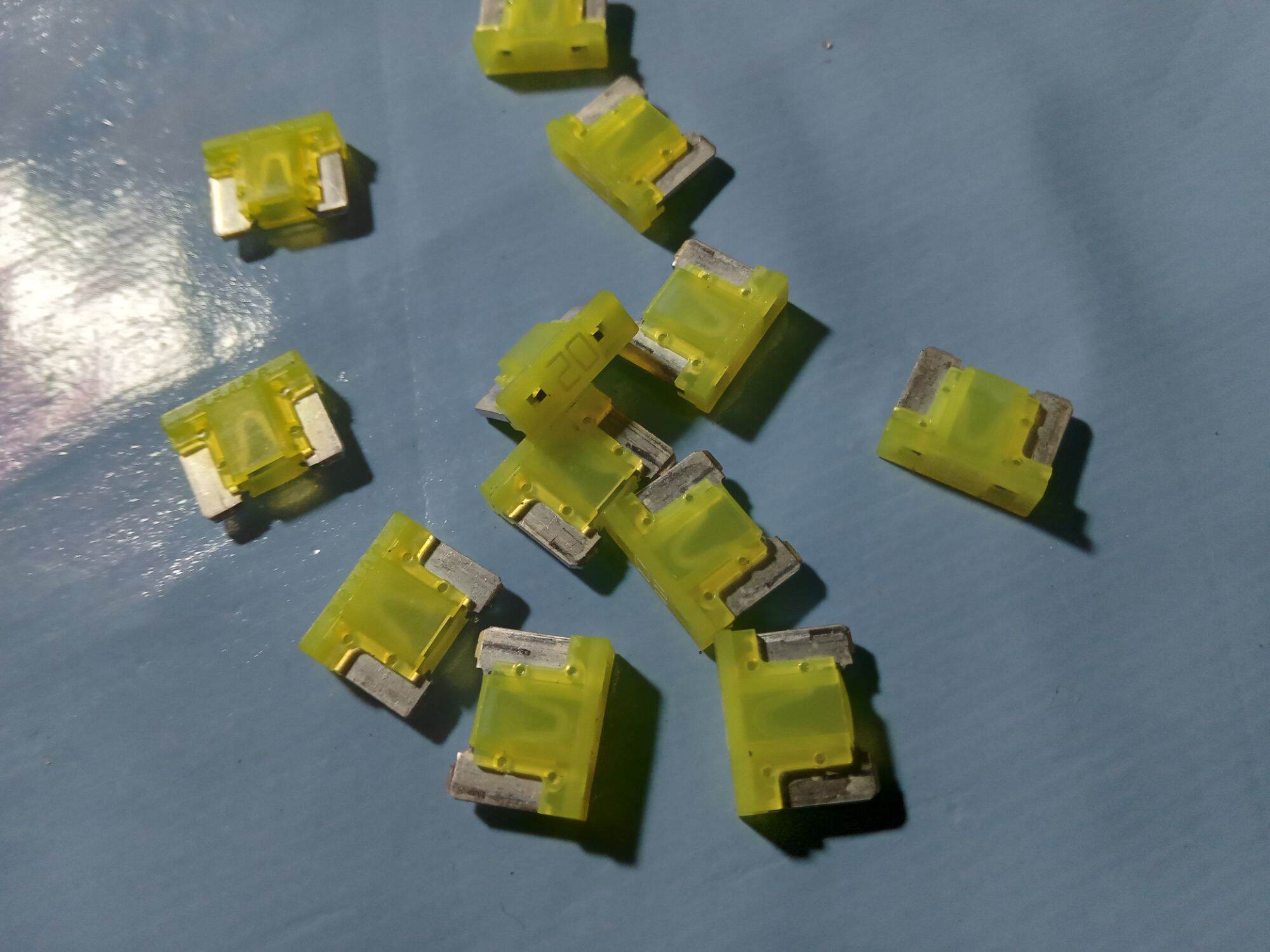 sikring fuse mini 20a Harga  1,000 Ringgit*Penghantaran Percuma