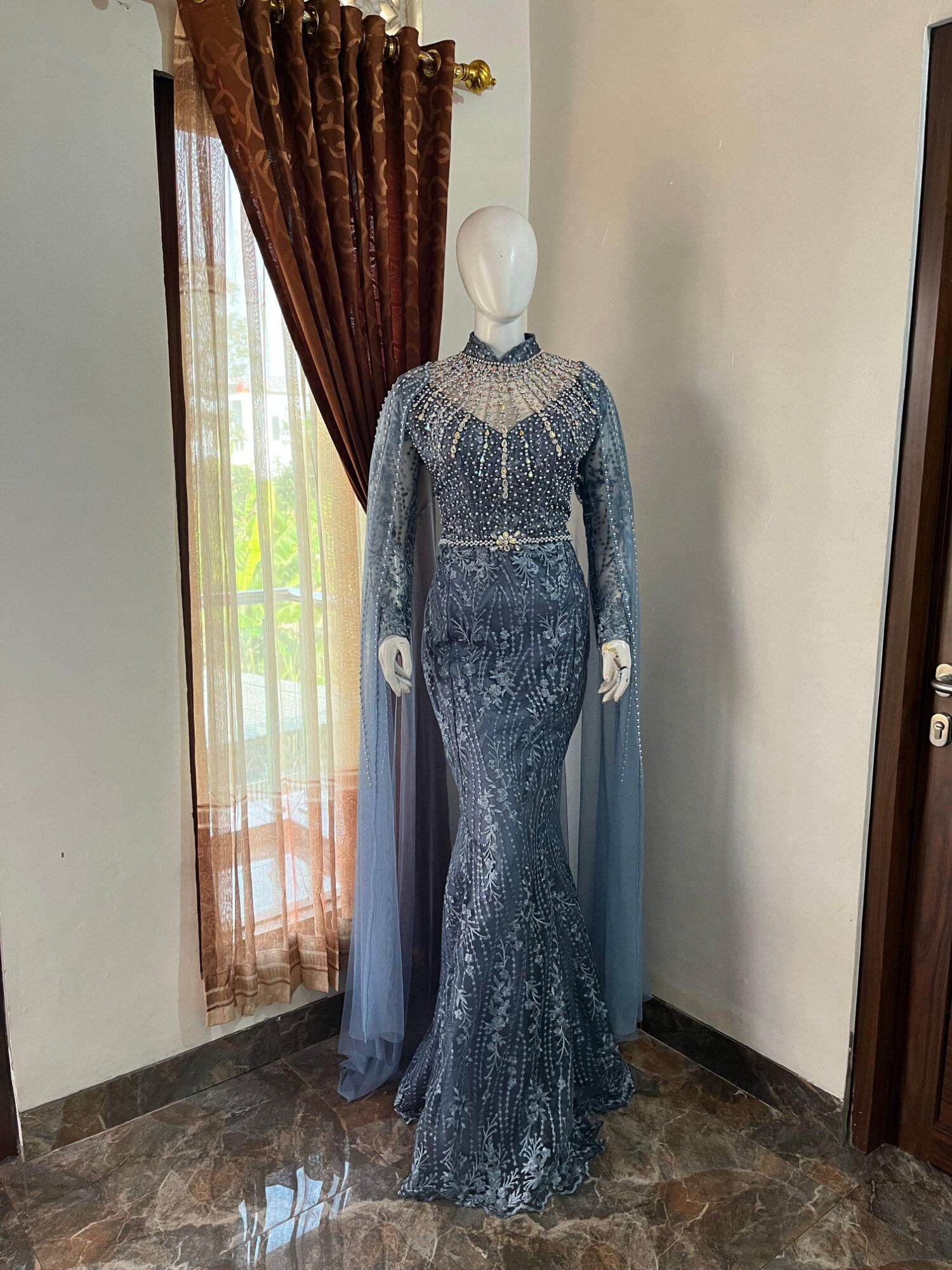 gaun pengantin model slim duyung warna denim