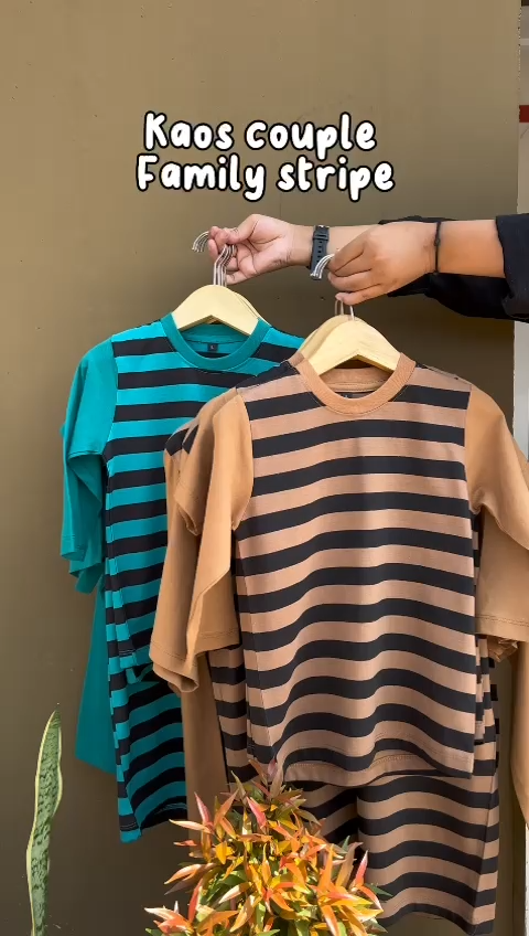 Kaos Strip Family Couple Terbaru Lengan Panjang Pendek Anak Dewasa Warna Almond Hitam
