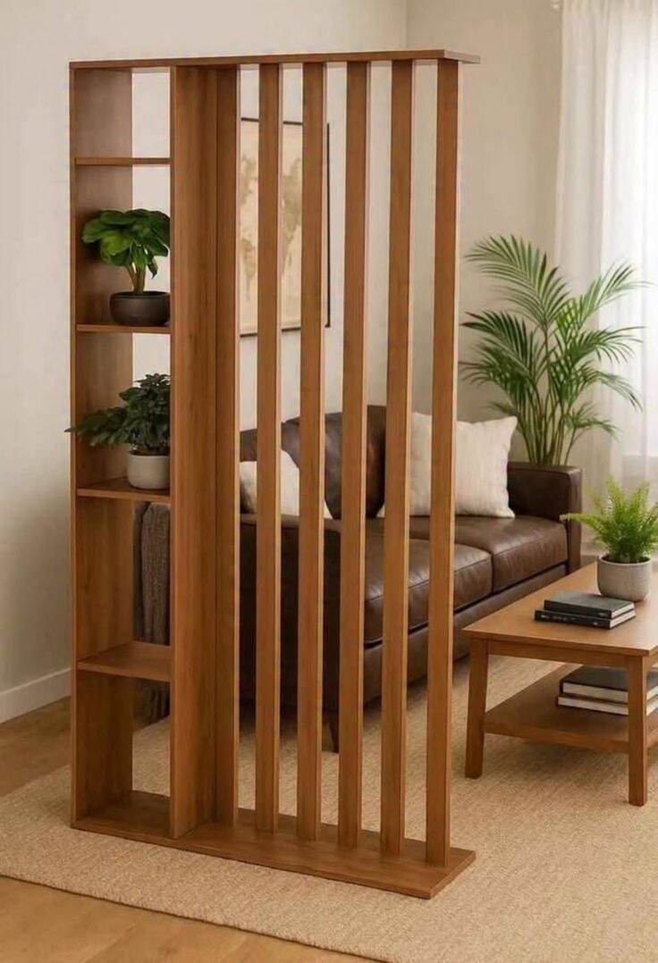 Pembatas Ruang Kayu dengan Rak dan Bilah Vertikal untuk Ruang Tamu dengan Sofa Kulit Cokelat dan Tanaman Hias.100*25*190 cm