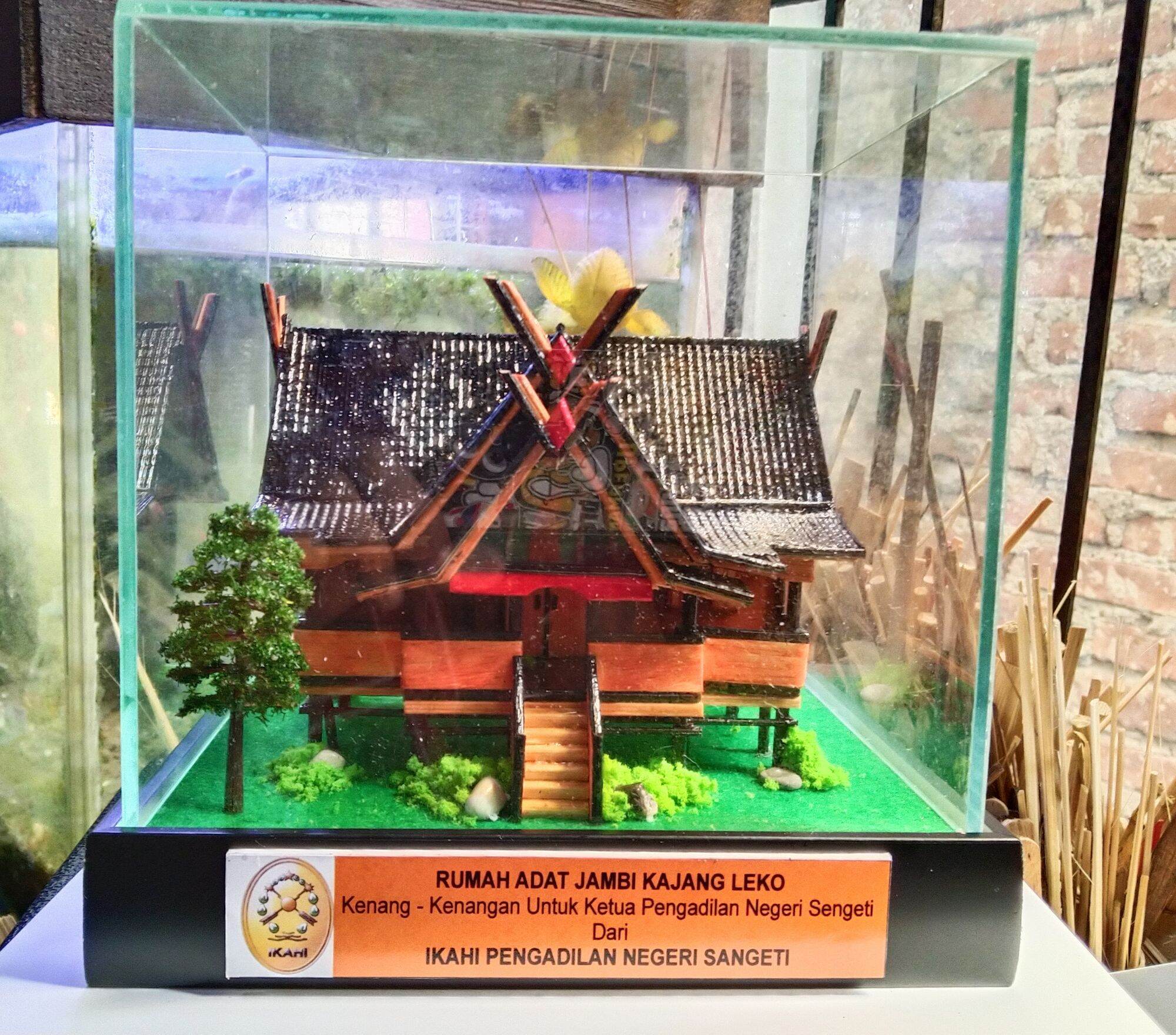 Miniatur Rumah Adat Kajang Leko Jambi ( ukuran kemasan kaca 16,5x13