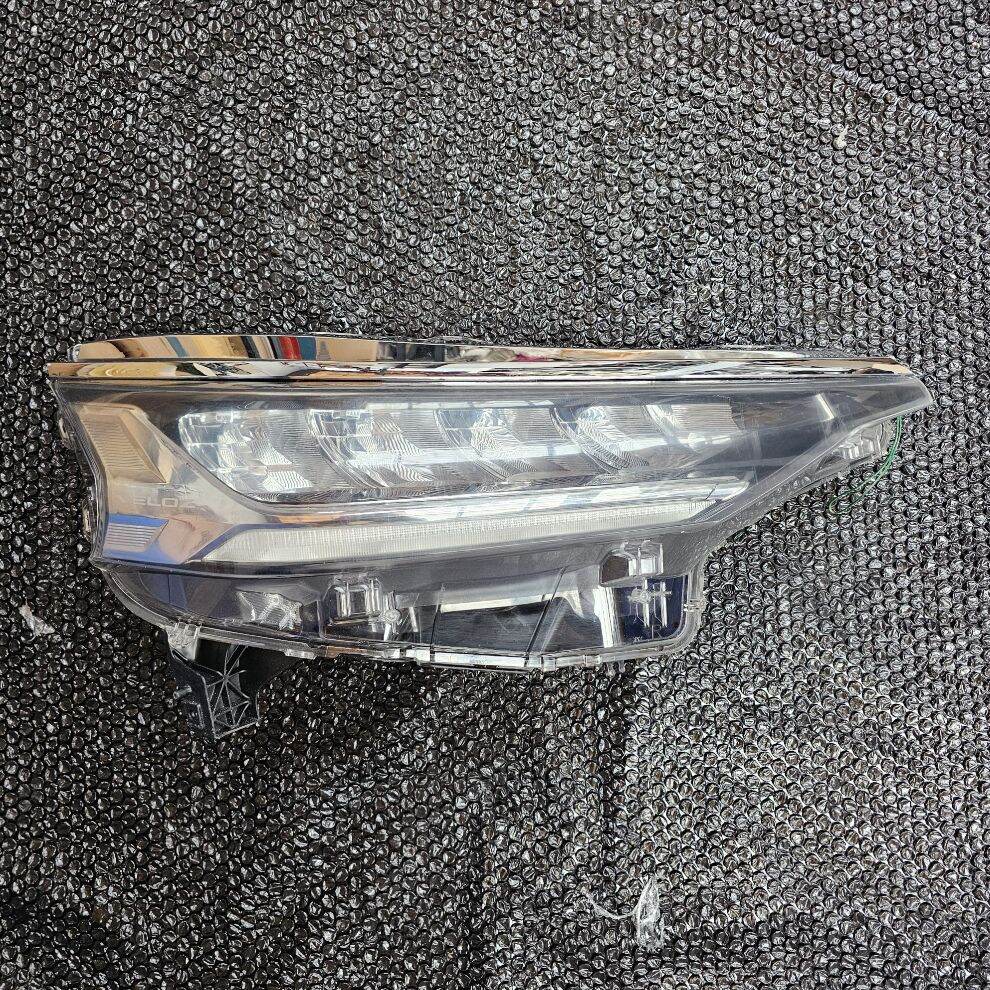 Original Headlamp Lampu Depan Utama Toyota Avanza Veloz 2022 2023 Bagian Kanan Harga 950,000 rupiah*Gratis Ongkir
