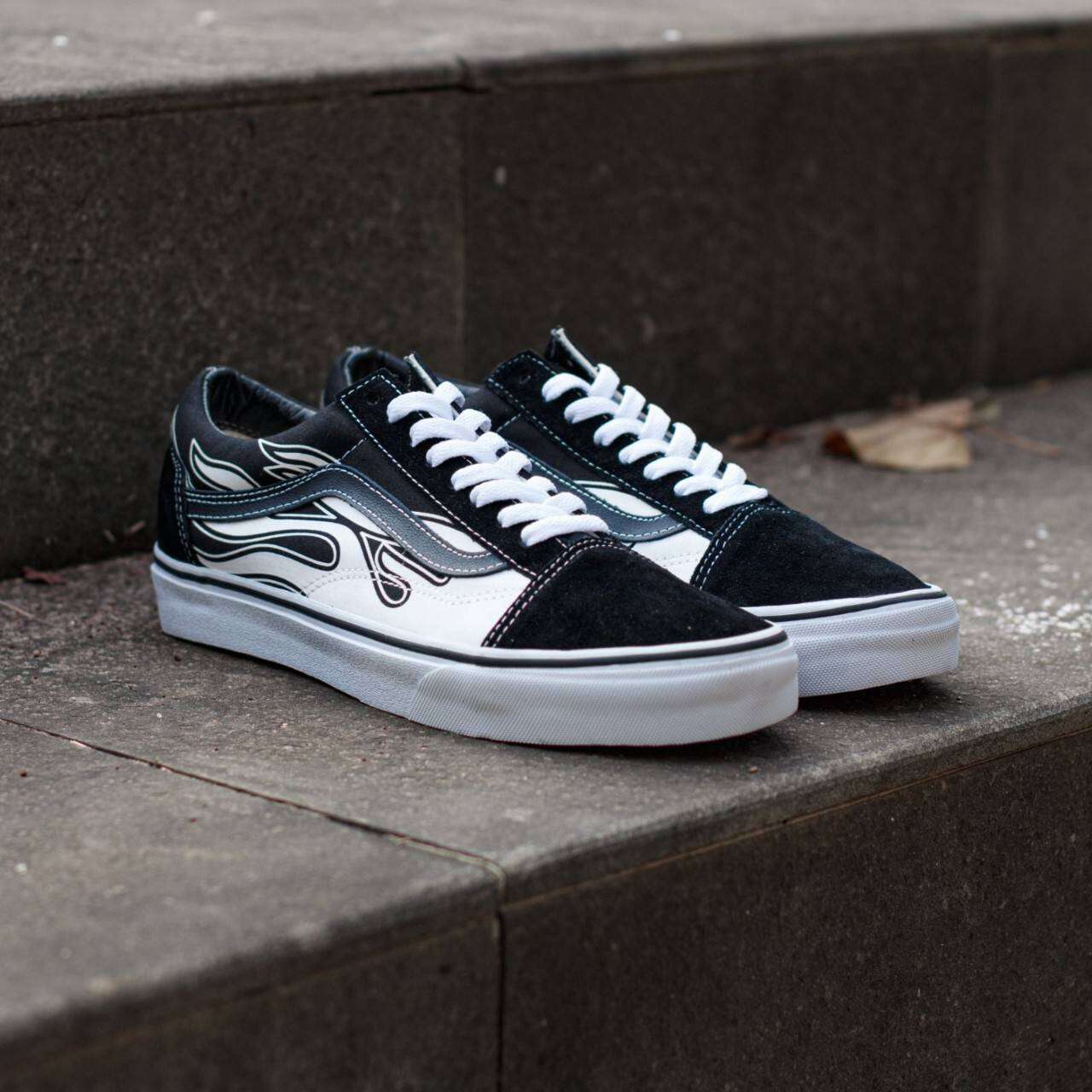 Vans Old Skool Flame Black White Sepatu Kanvas Low-Cut Sneaker