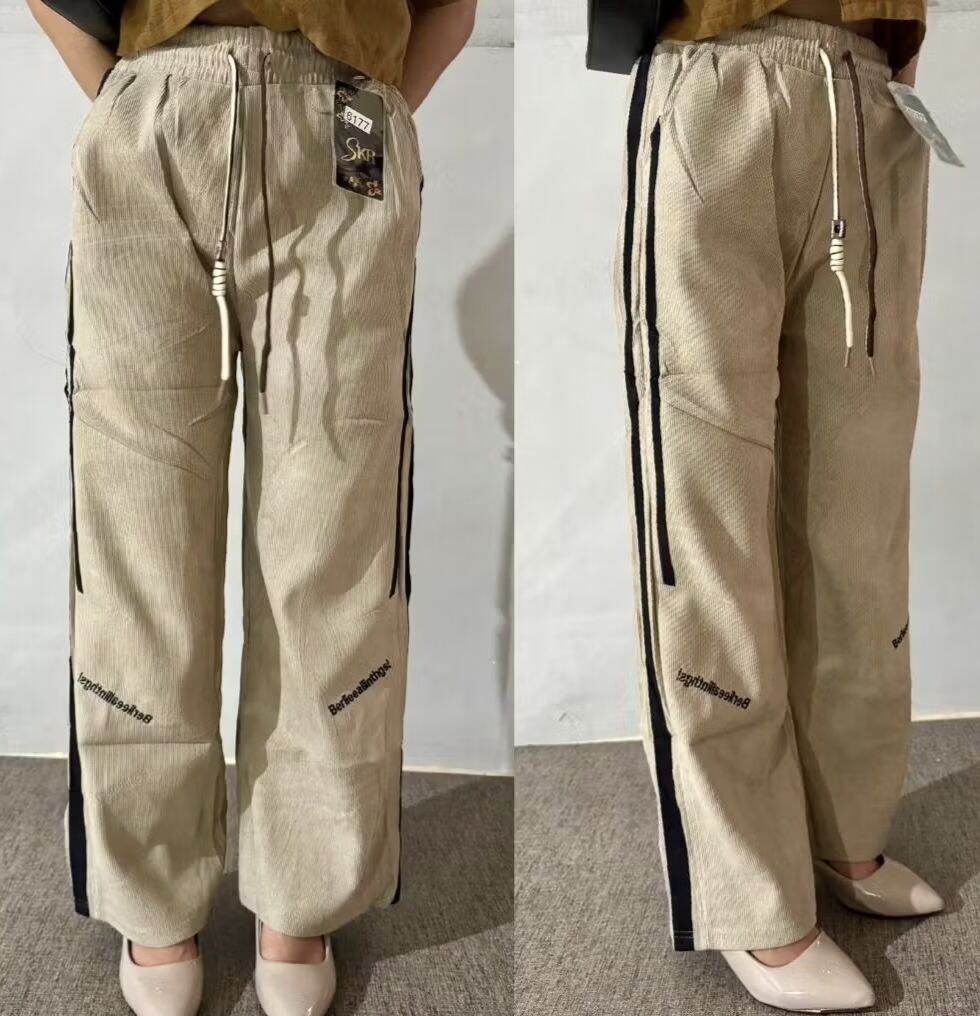 Oyoqlari orasidagi oq külotlarda