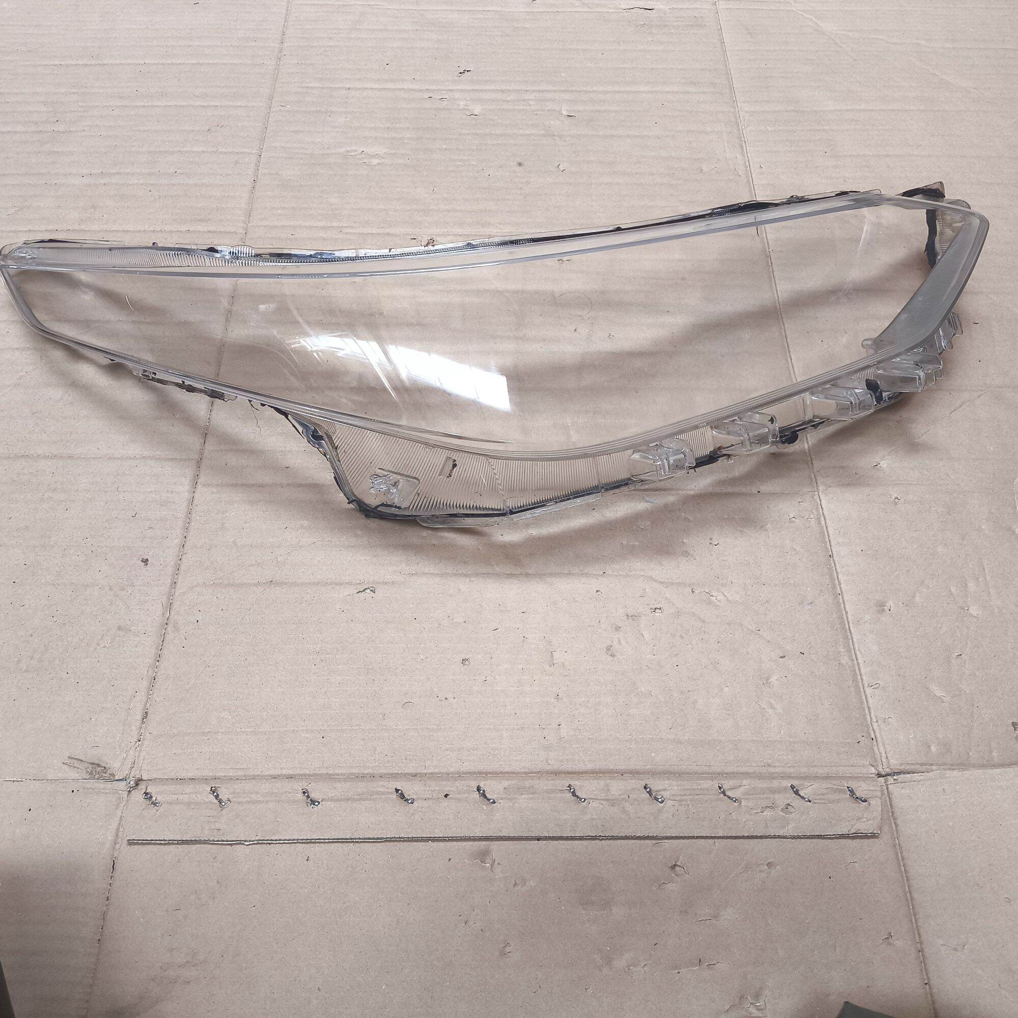 Original Toyota Yaris cross 2018 2019 2020 left right front lamp Mica glass Harga 395,000 rupiah*Gratis Ongkir