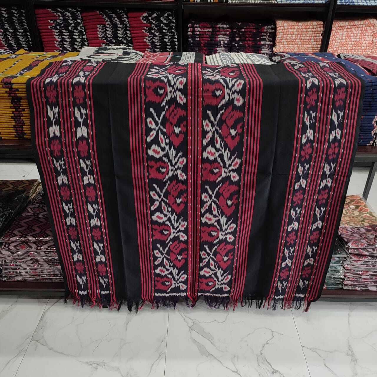 kain tenun blangket tenun asli warna merah motif toraja bunga