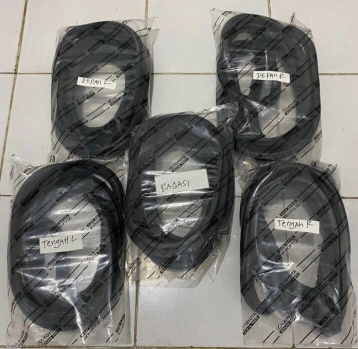 Karet balon pintu karet bagasi peredam pintu dan bagasi mobil toyota daihatsu Giá 195,000 Đồng*Miễn phí vận chuyển