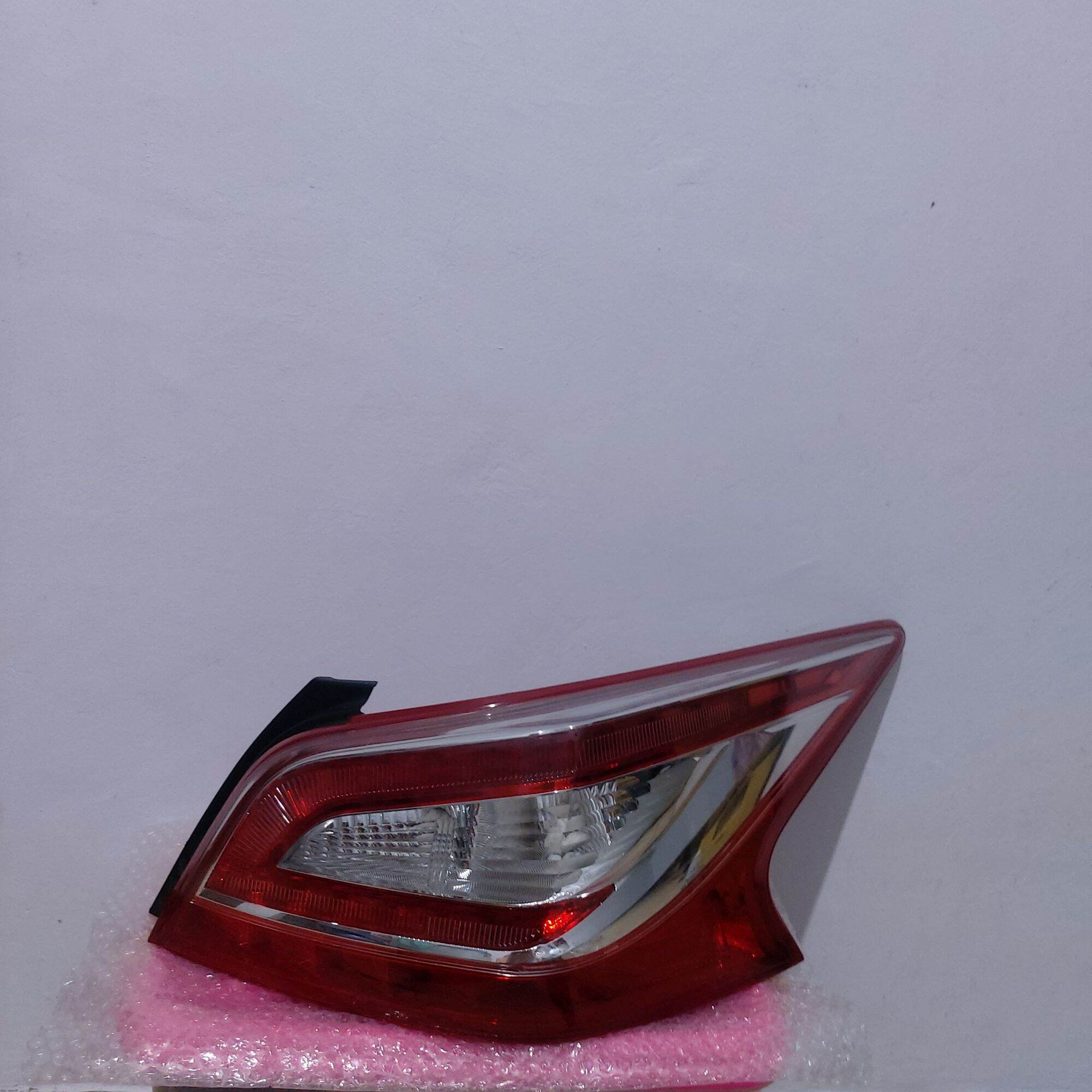 Lampu belakang Nissan Teana 2015 2016 2017 2018 2019 kanan Original Harga 2,875,000 rupiah*Gratis Ongkir