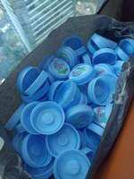 Tutup galon Le Minerale kerajinan tangan aksesoris dispenser air rumah tangga berwarna biru terbuat dari plastik untuk penyaring air cocok untuk penggunaan di rumah.