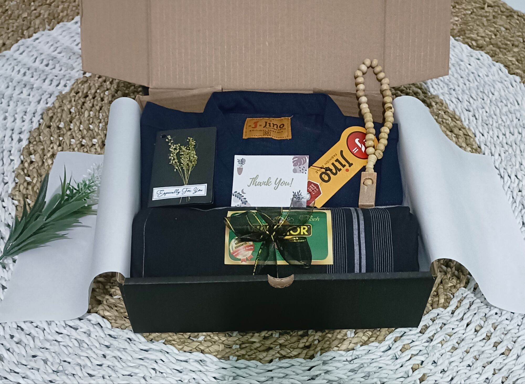 Kado Cowok hadiah box Paket Sajadah, Sarung, Peci, Tasbih Free Kartu Ucapan