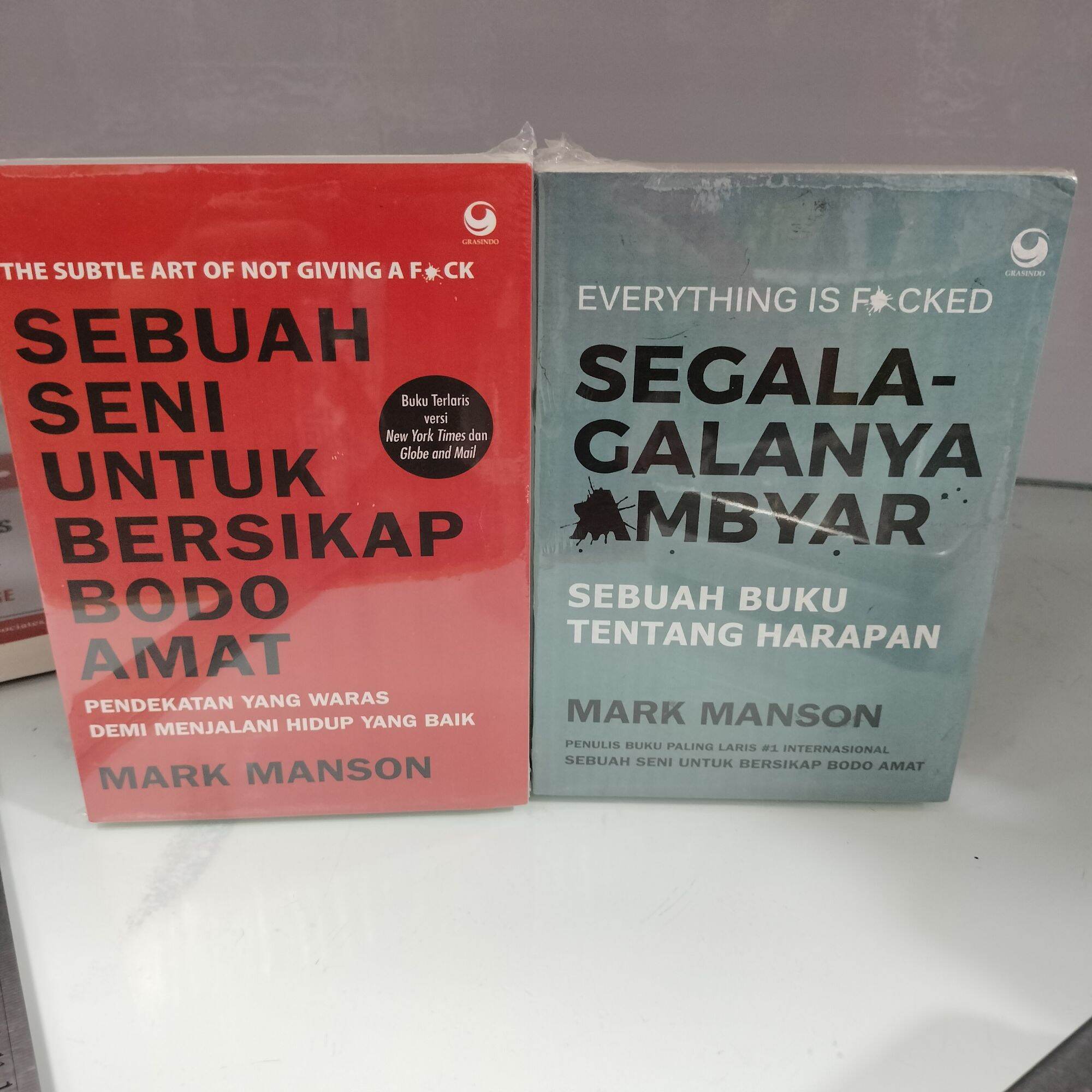 Paket 2 buku mark manson. sebuah seni untuk bersikap bodo amat, dan ...