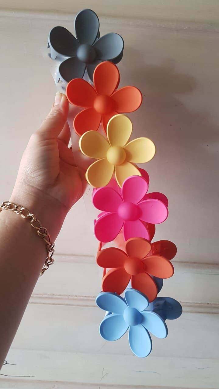 DIY: Simple Paper-Flower Garland