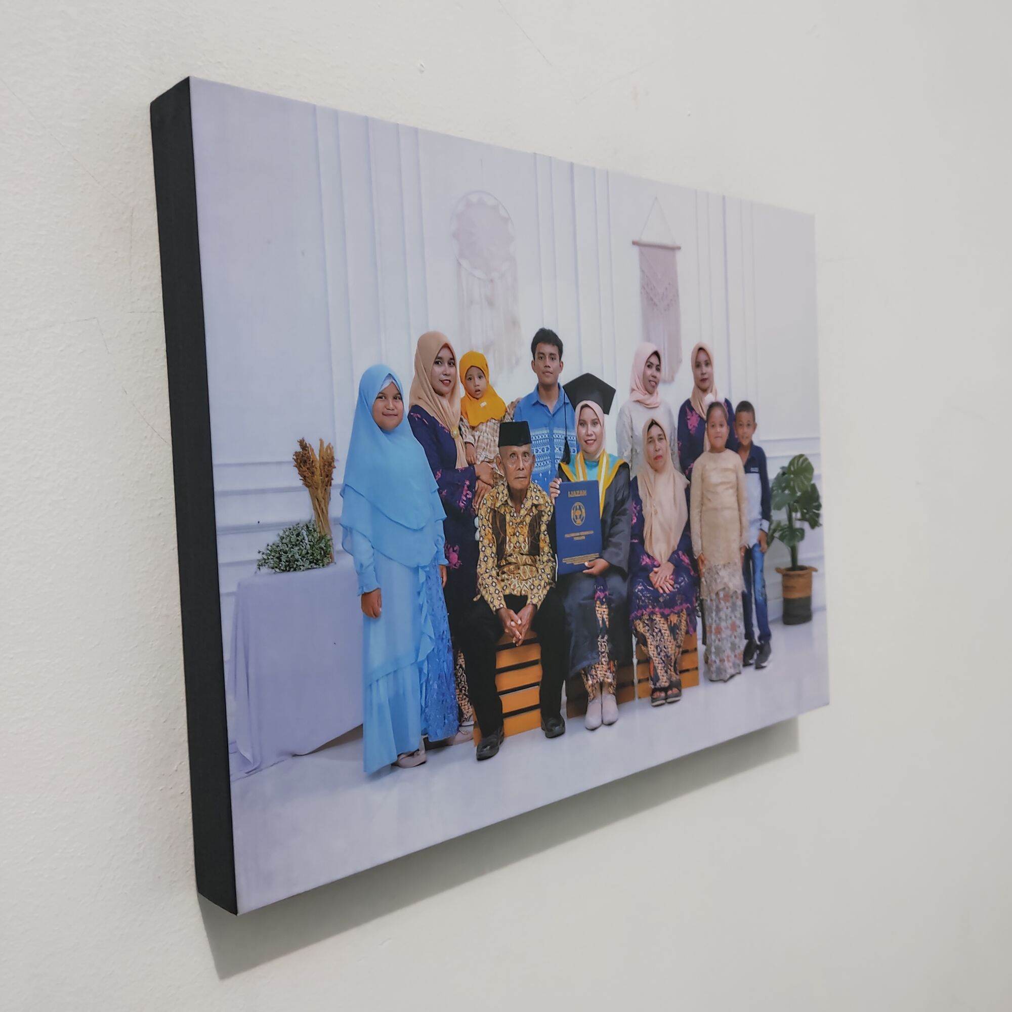 (COD) CETAK FOTO BESAR 20R / 60X40 CM PLUS FRAME PIGURA KAYU RASFUR JATI BELANDA KETEBALAN 3 CM SUDAH LAMINASY DOFF MATE TAHAN AIR DAN AWET TIDAK MUDAH PUDAR HASIL CETAK TAJAM DAN DETAIL COCOK UNTUK STAND DI PELAMINAN DAN FOTO KELUARGA