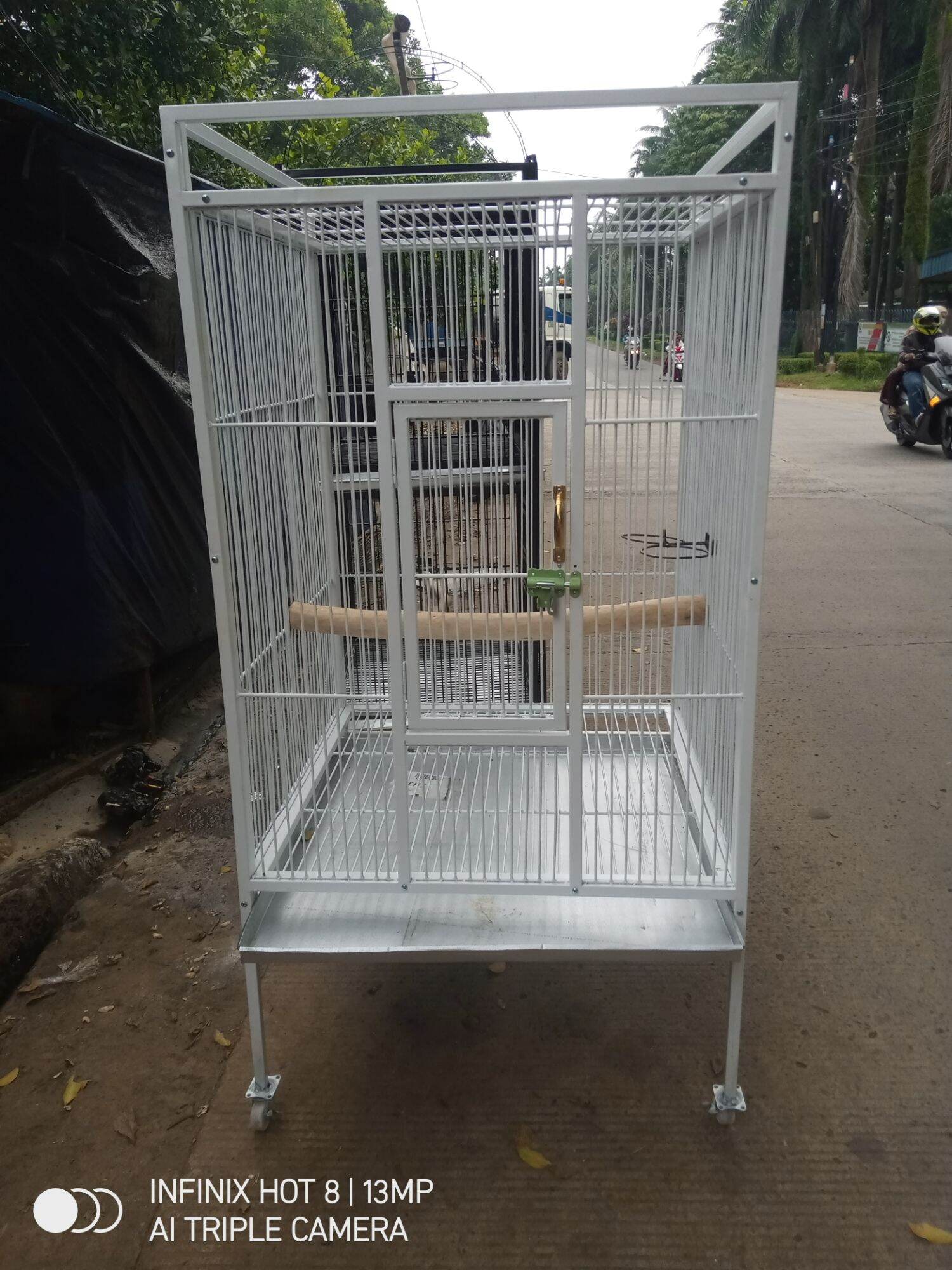 Kandang besi jumbo. 