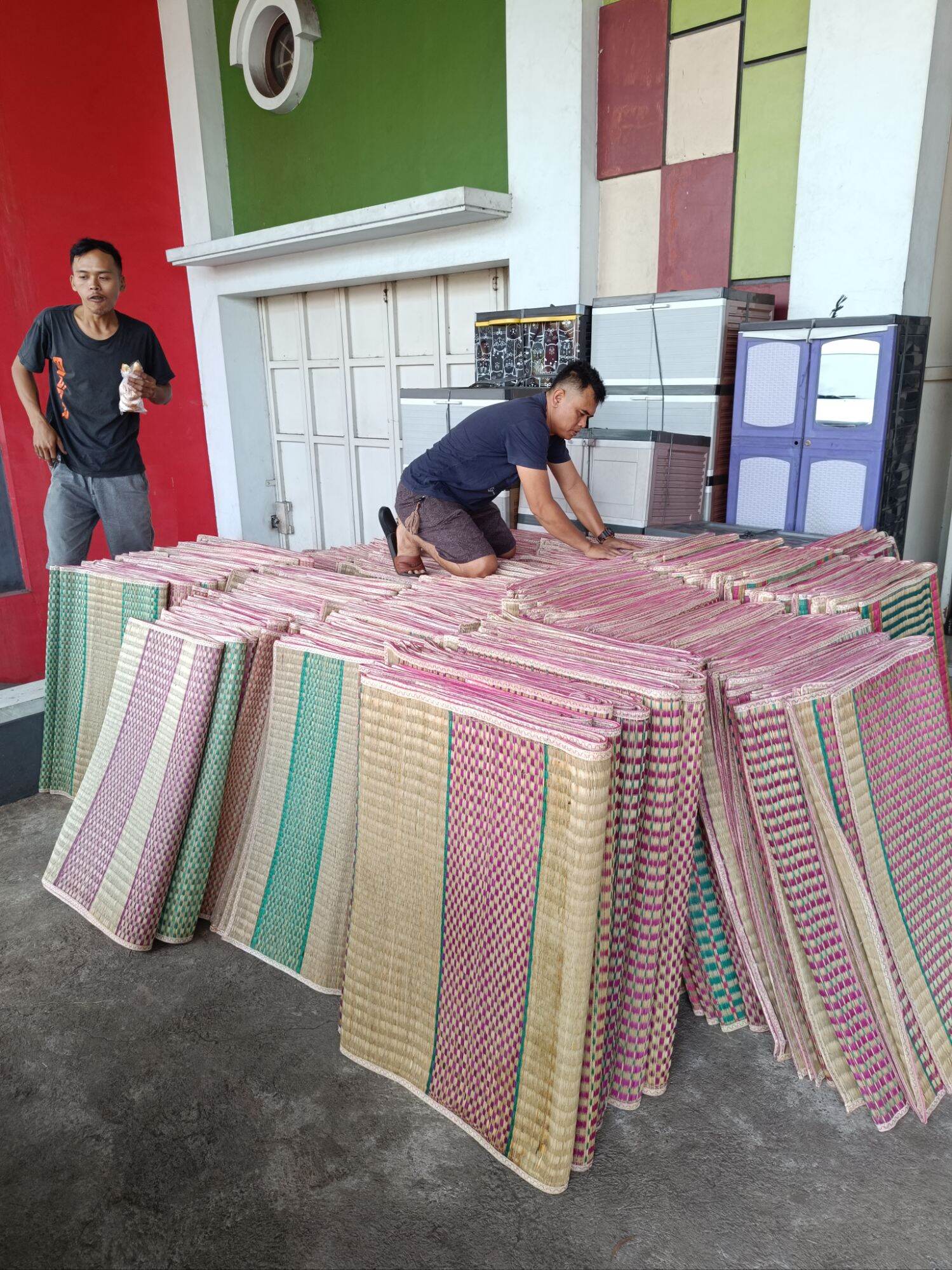Tikar Mendong Tradisional Anyam Ukuran 150×200cm Bahan Pandan kuat hangat adem menyesuaikan suhu ruangan cocok untuk di ruangan terbuka maupun tertutup