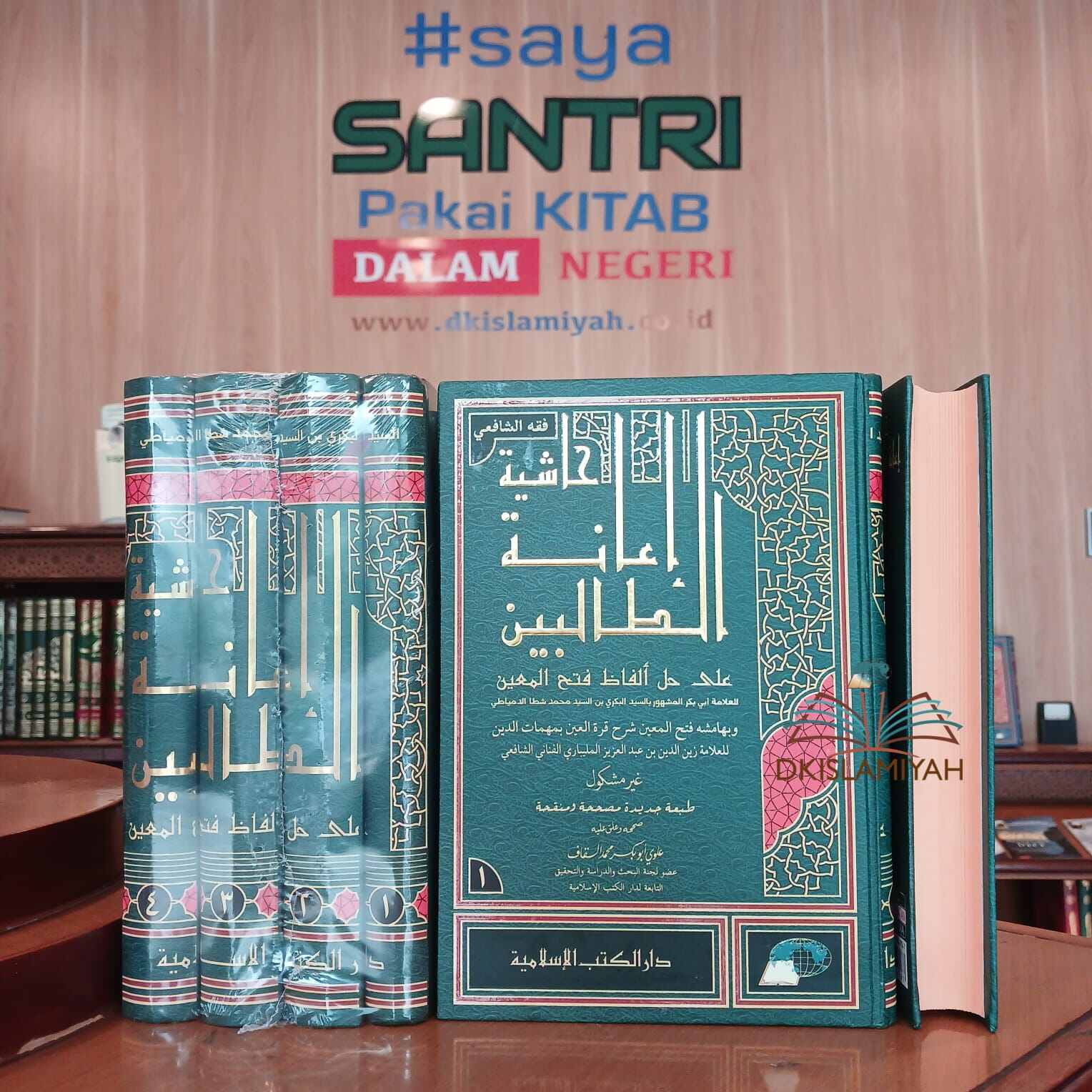 Qiz uxlayotgan yigitning boshiga mushukini ishqalaydi Yigit yigitni aldashini tomosha qiling