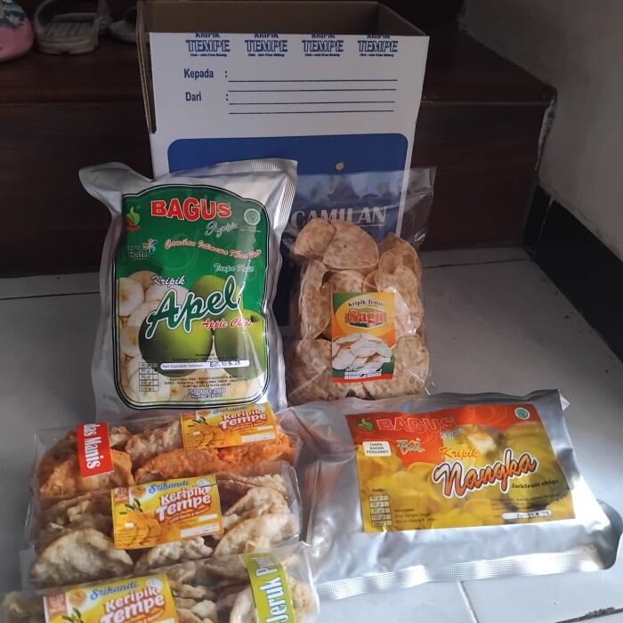 [Typical Malang Souvenirs] Hampers Package Mixing Tempeh Chips and Fruit Free Box (K)