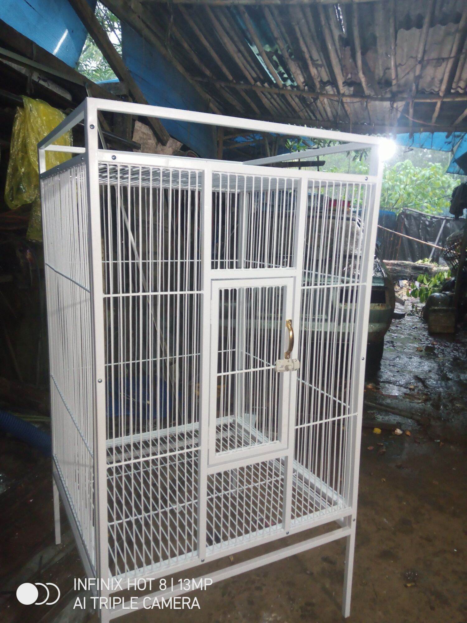 Kandang besi jumbo. 