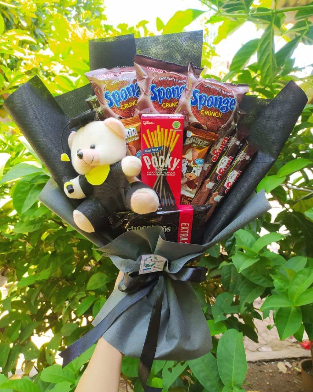 (S) BUKET COWO SPONGE BONEKA WISUDA ABU HITAM / Anniversary