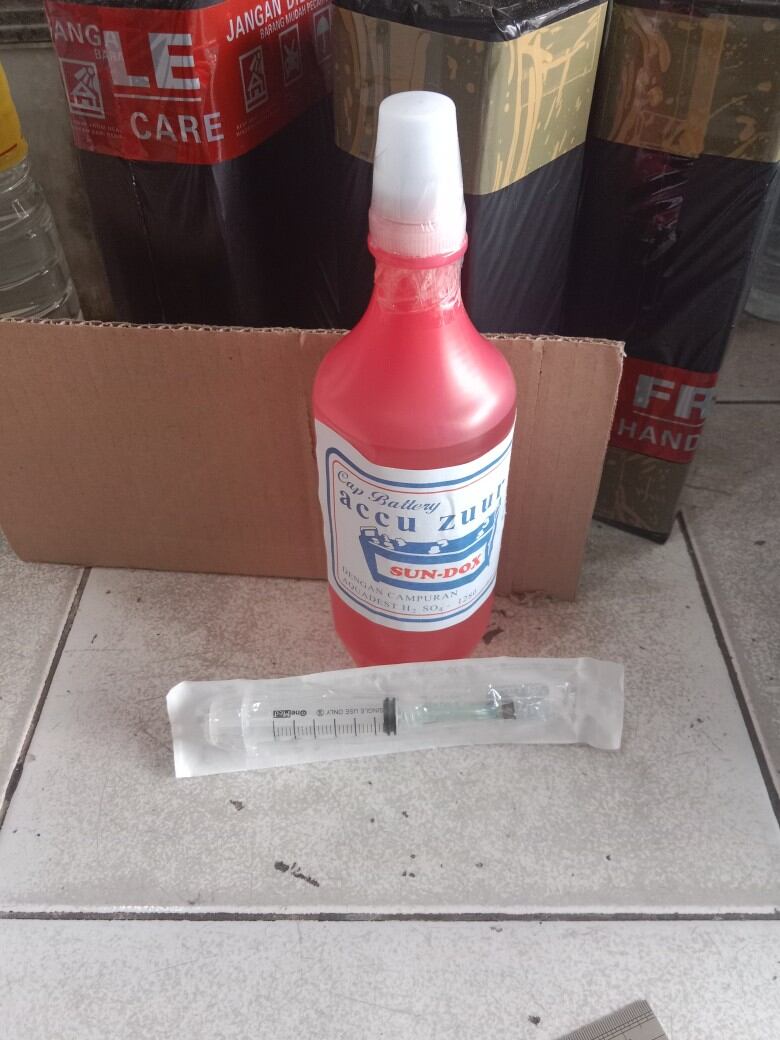 Air aki kering dan aki semi kering yang drop. accu zuur & suntikan