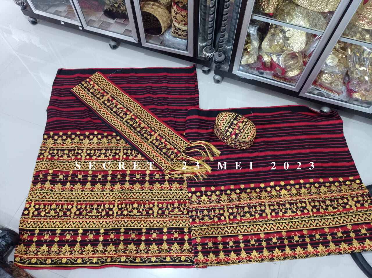 Set Kain Sarung Pakaian Adat Tapis Bordir Lampung Oku Sumatra ...