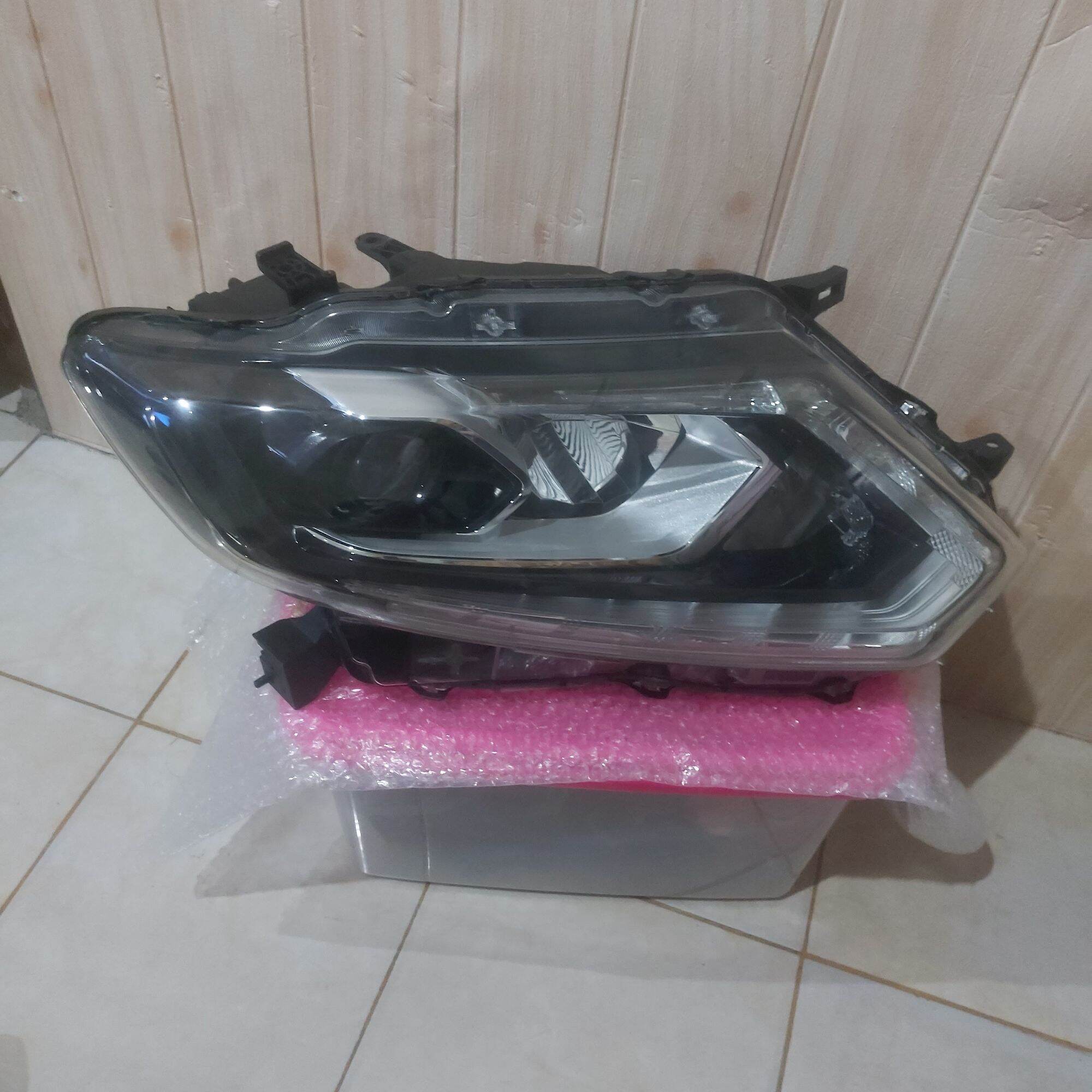 Lampu depan Xtrail 2017 2018 2019 kanan Original Harga 3,000,000 rupiah*Gratis Ongkir