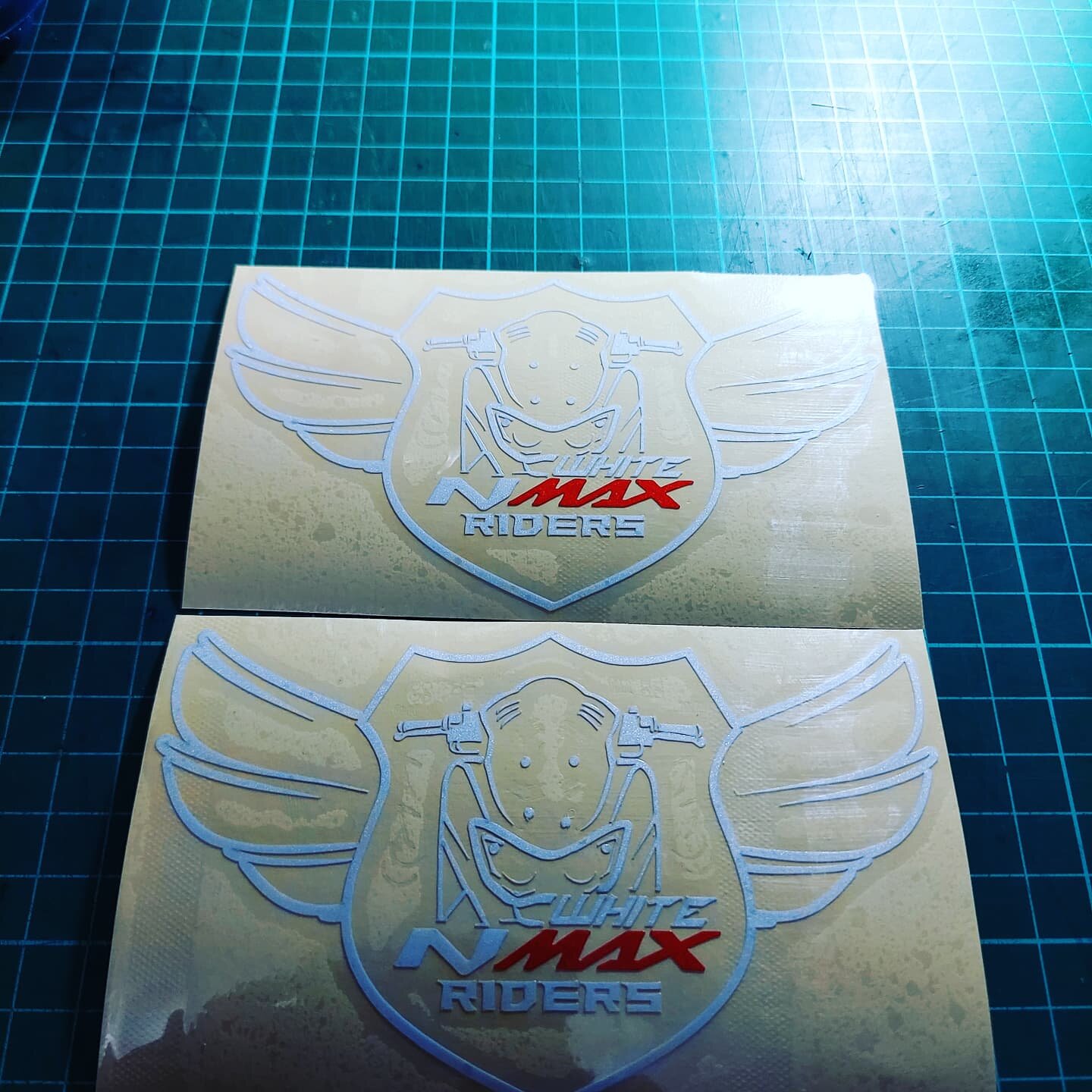 Sticker Cutting Logo Nmax White isi 2 pcs Harga 20,000 rupiah*Gratis Ongkir